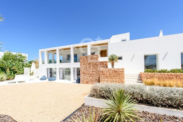 Luxurious villa near the city of Ibiza and the beach of Talamanca