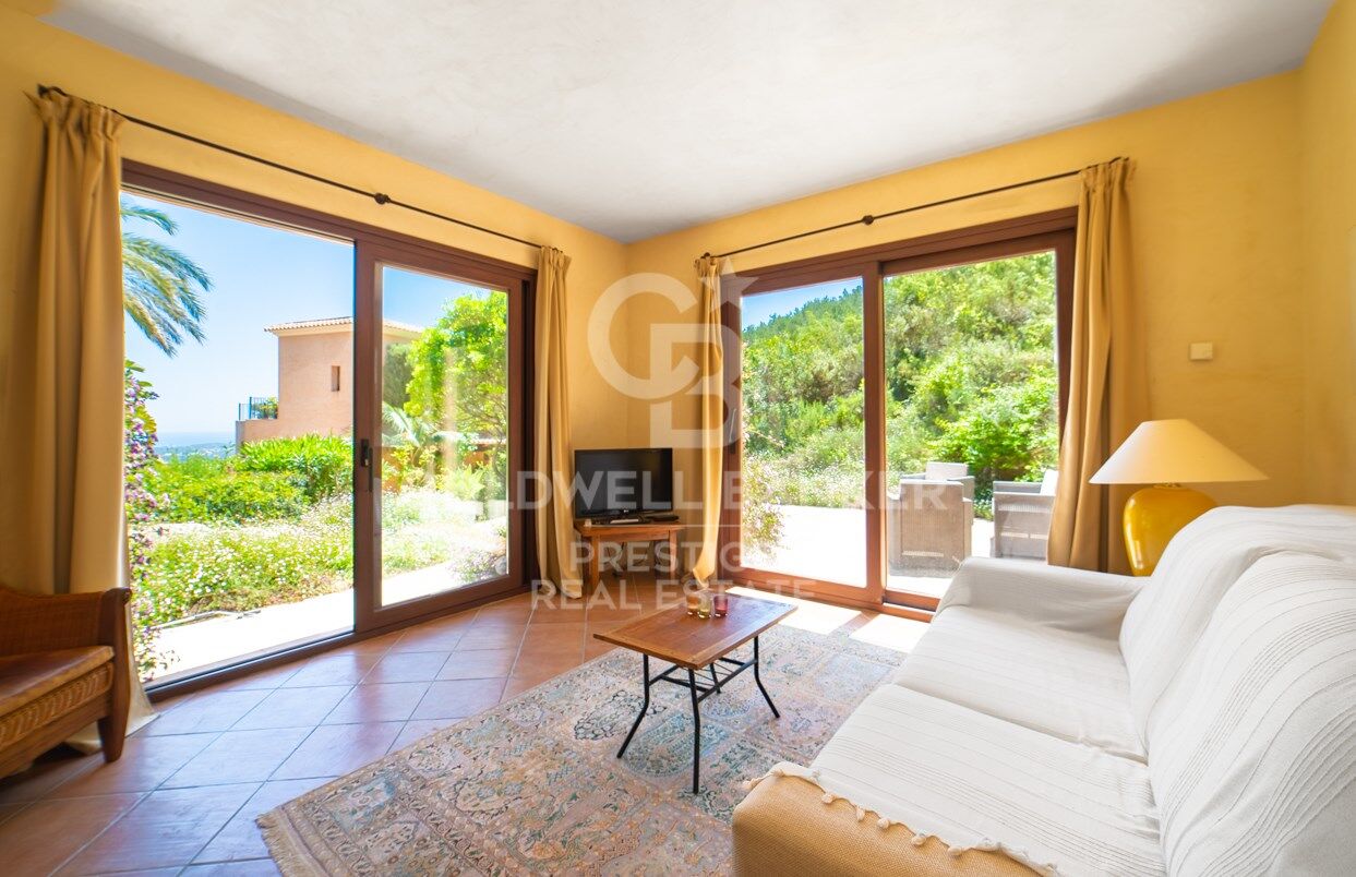 Exclusiva casa de campo con fantásticas vistas al mar y licencia de alquiler