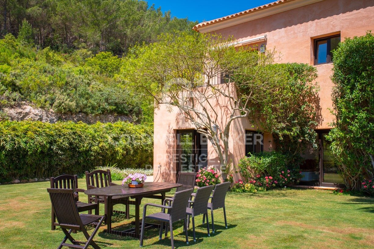 Exclusiva casa de campo con fantásticas vistas al mar y licencia de alquiler