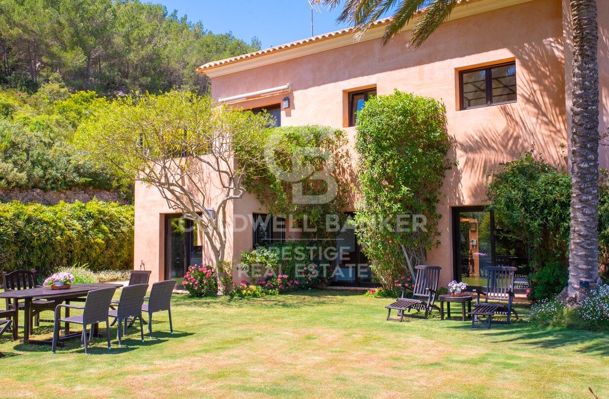 Exclusive country house with fantastic sea views and rental license