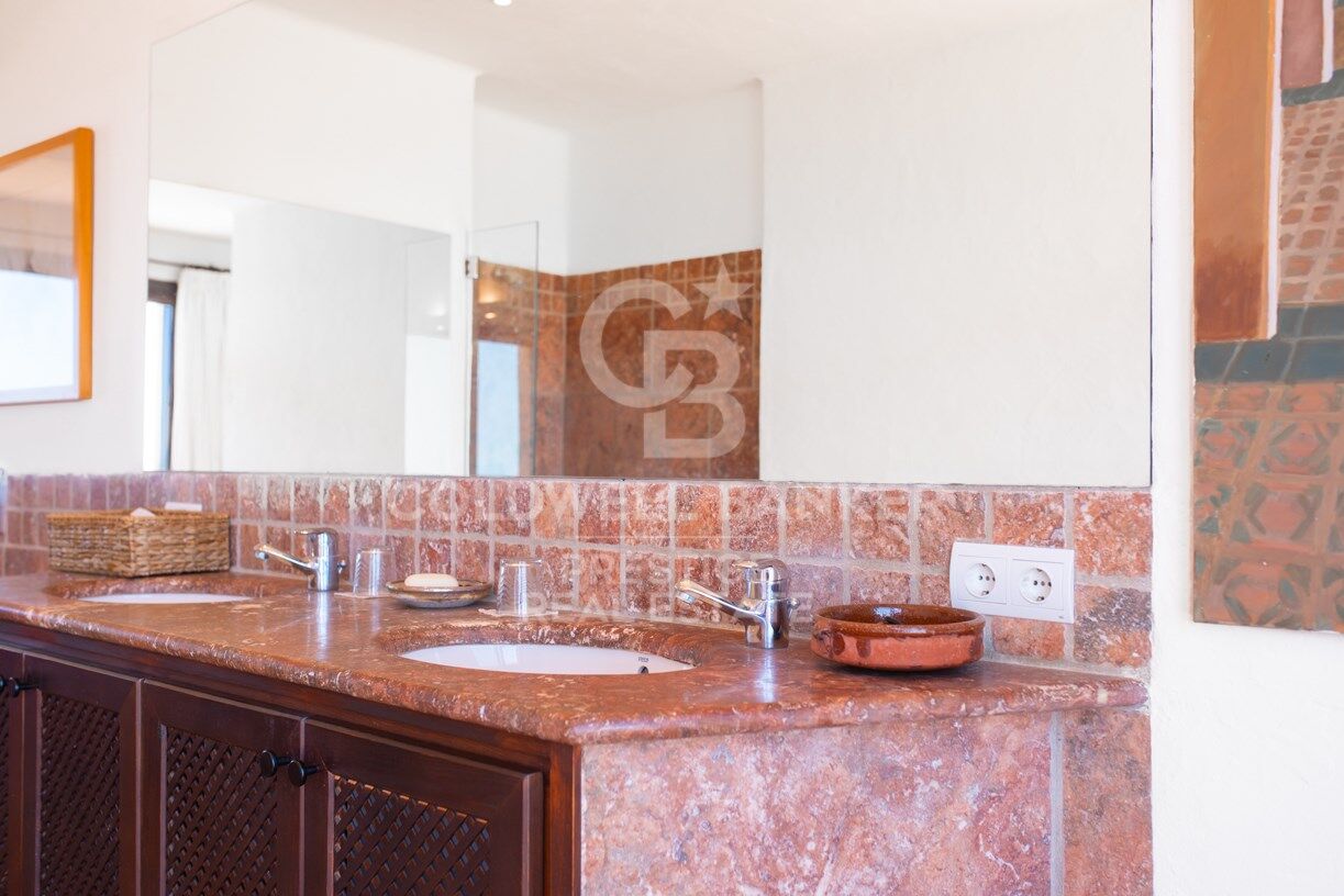 Exclusive country house with fantastic sea views and rental license