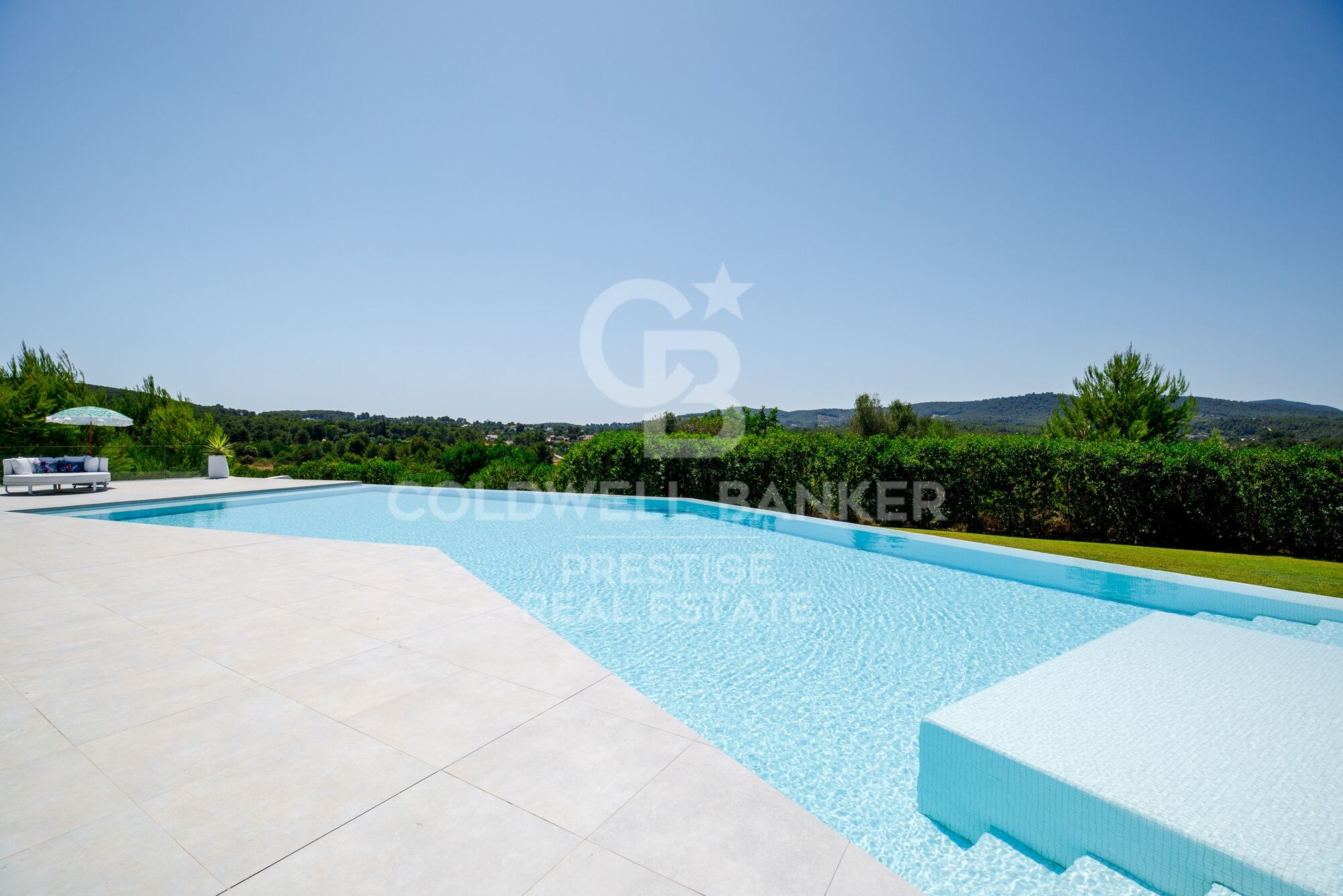 Moderna y nueva villa con 7 dormitorios y vistas abiertas al campo en Ibiza