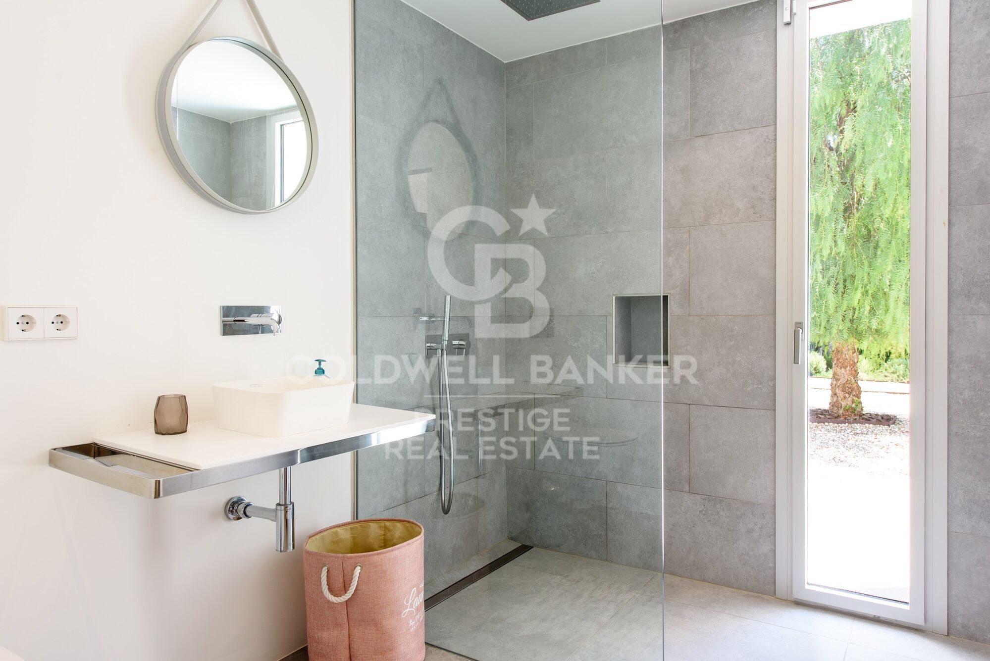 Moderna y nueva villa con 7 dormitorios y vistas abiertas al campo en Ibiza