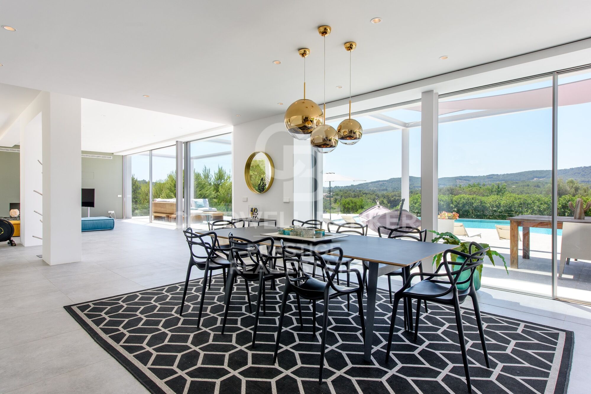 Moderna y nueva villa con 7 dormitorios y vistas abiertas al campo en Ibiza