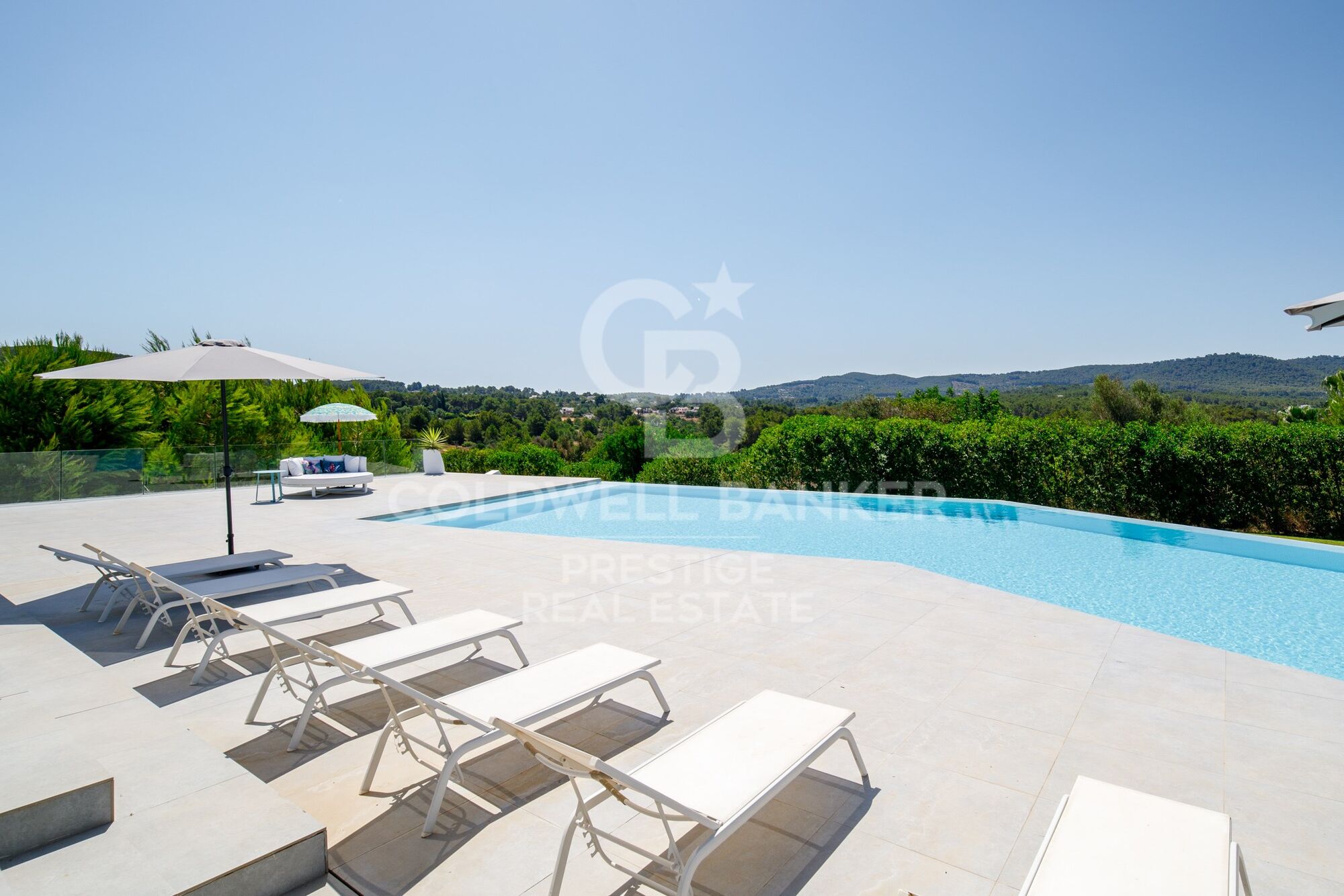 Moderna y nueva villa con 7 dormitorios y vistas abiertas al campo en Ibiza