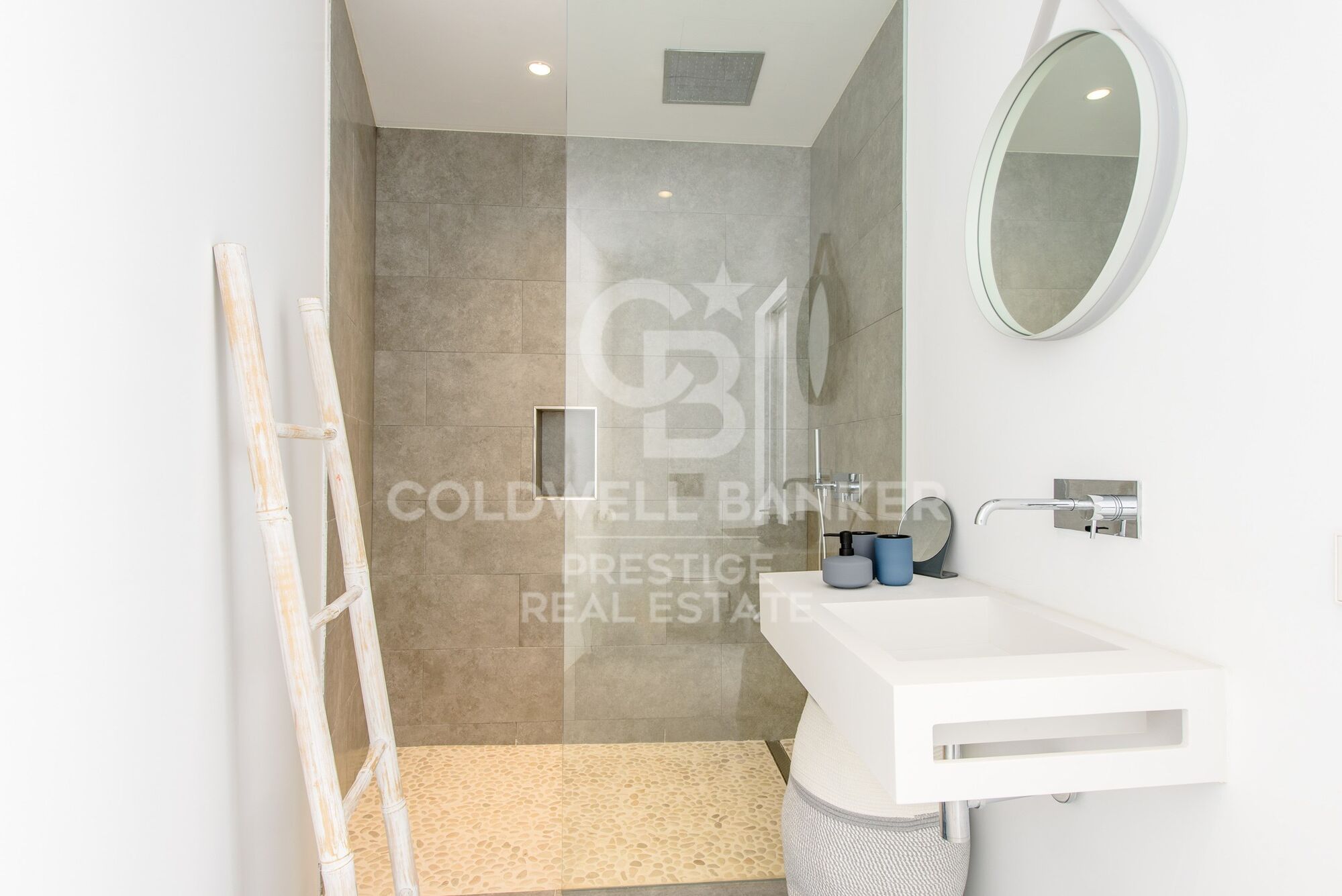 Moderna y nueva villa con 7 dormitorios y vistas abiertas al campo en Ibiza