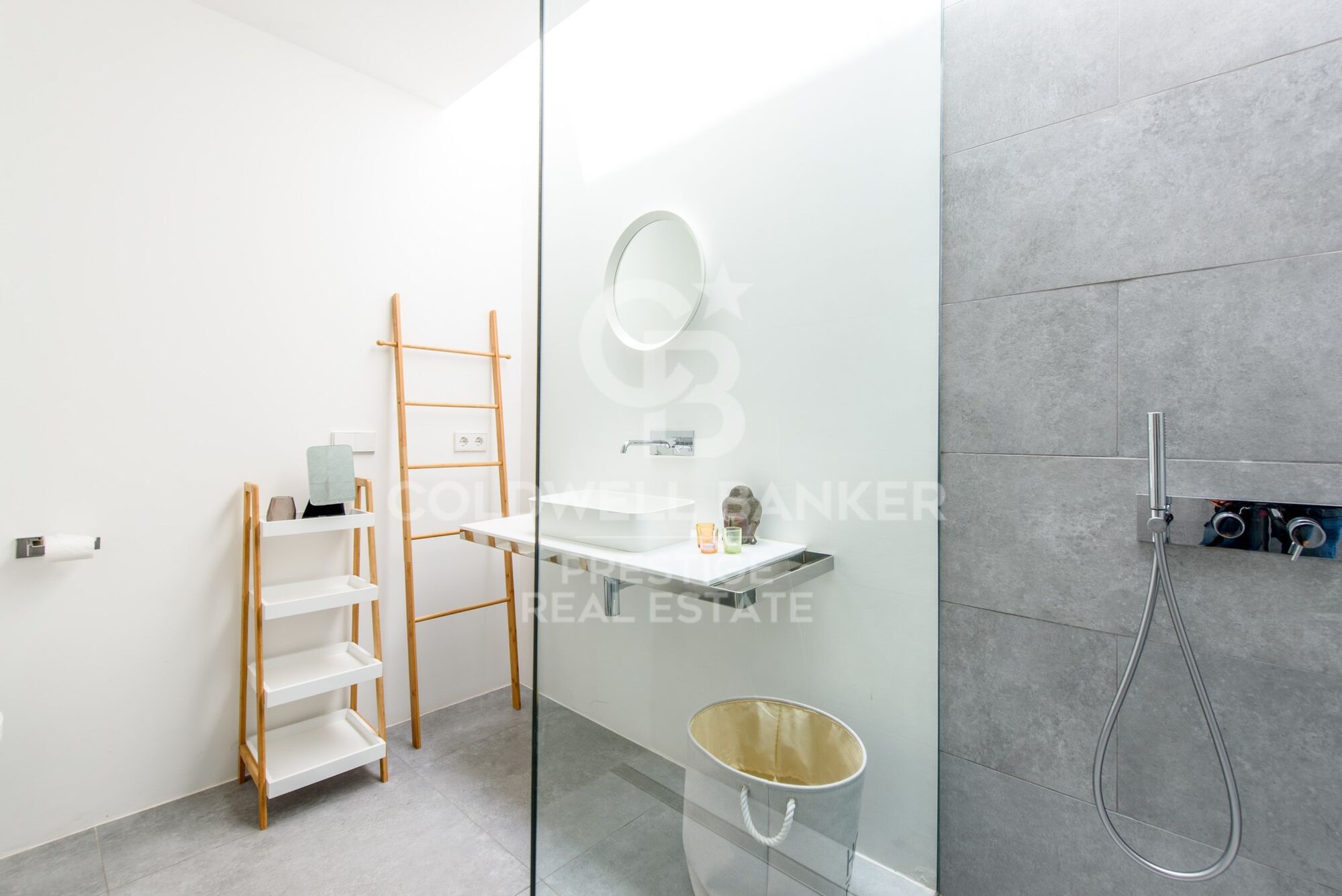 Moderna y nueva villa con 7 dormitorios y vistas abiertas al campo en Ibiza