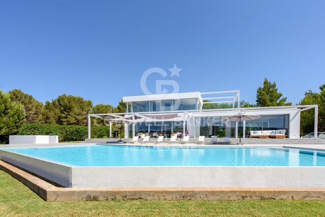 Moderna y nueva villa con 7 dormitorios y vistas abiertas al campo en Ibiza