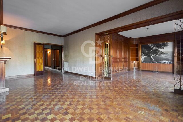 Apartment for sale with terrace on Avenida Diagonal.
