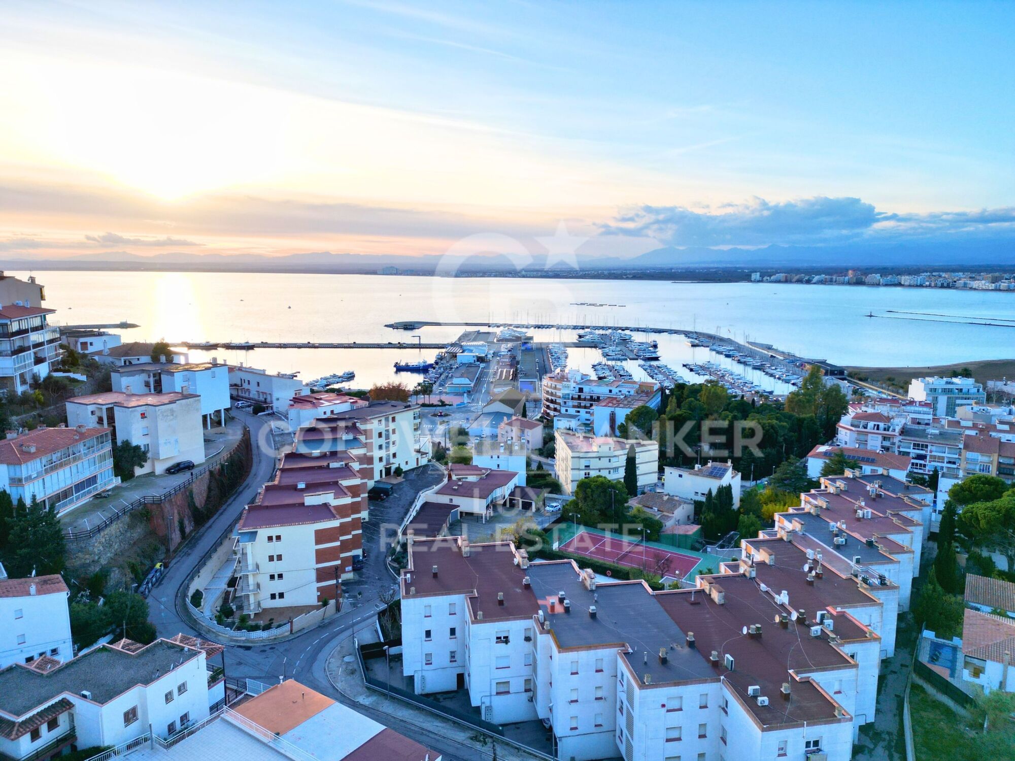 Plot of 929 m2 in Roses, possibility to build