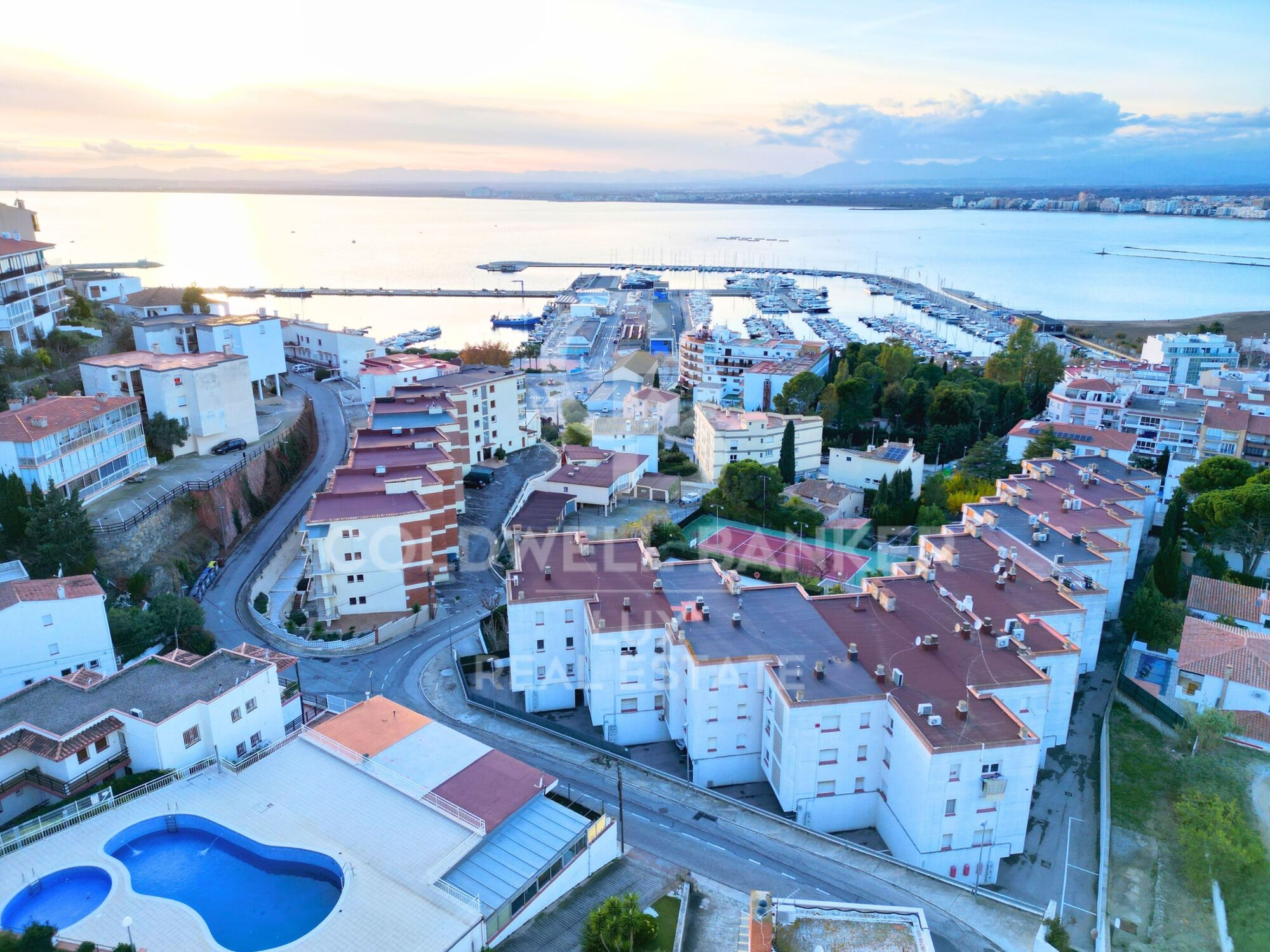 Plot of 929 m2 in Roses, possibility to build