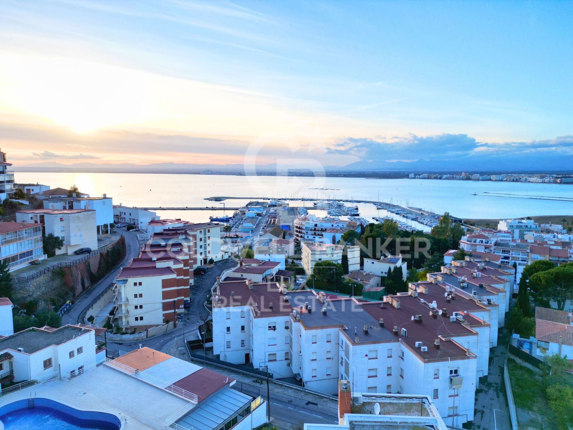 Plot of 929 m2 in Roses, possibility to build