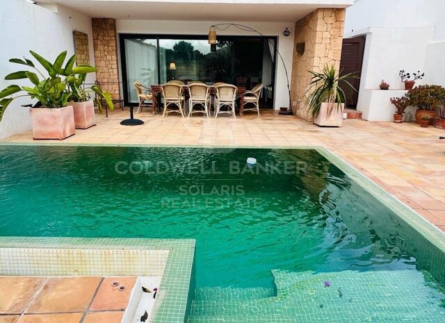 Luxuswohnung mit privatem Pool neben dem Golfplatz in Roca Lisa. Ibiza.