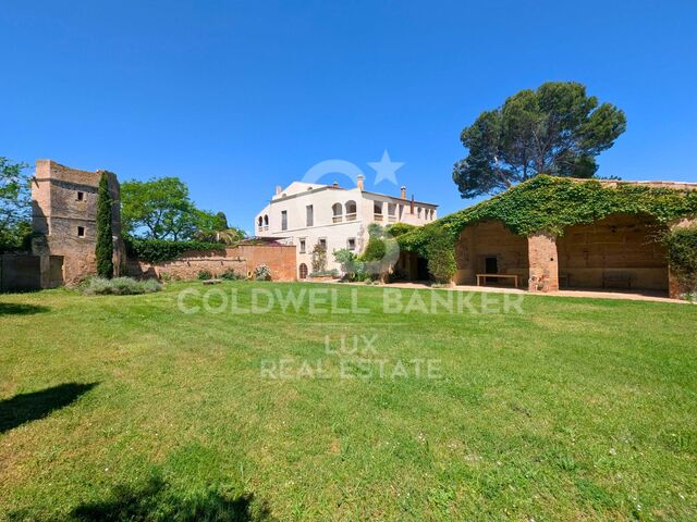 Landhaus mit Entwicklungsmöglichkeit in Garrigàs, Costa Brava, Alt Empordà
