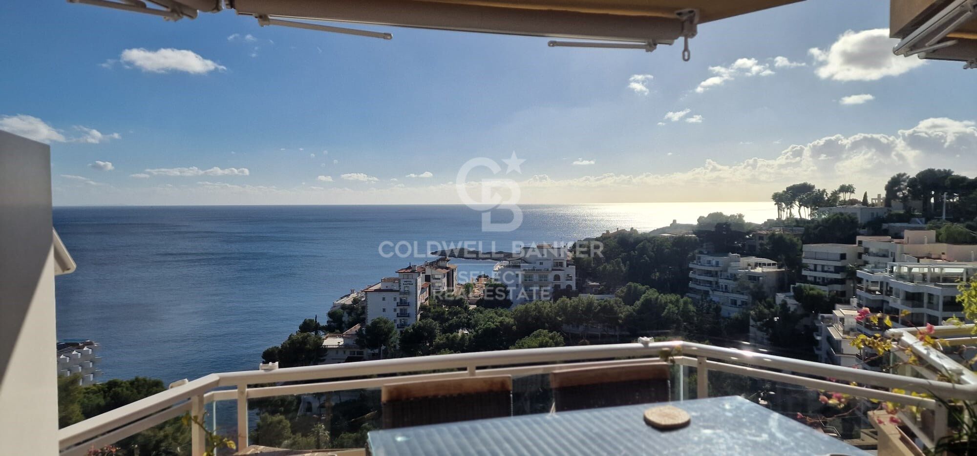 ¡Precioso apartamento con vistas panorámicas al mar en venta en Illetas!