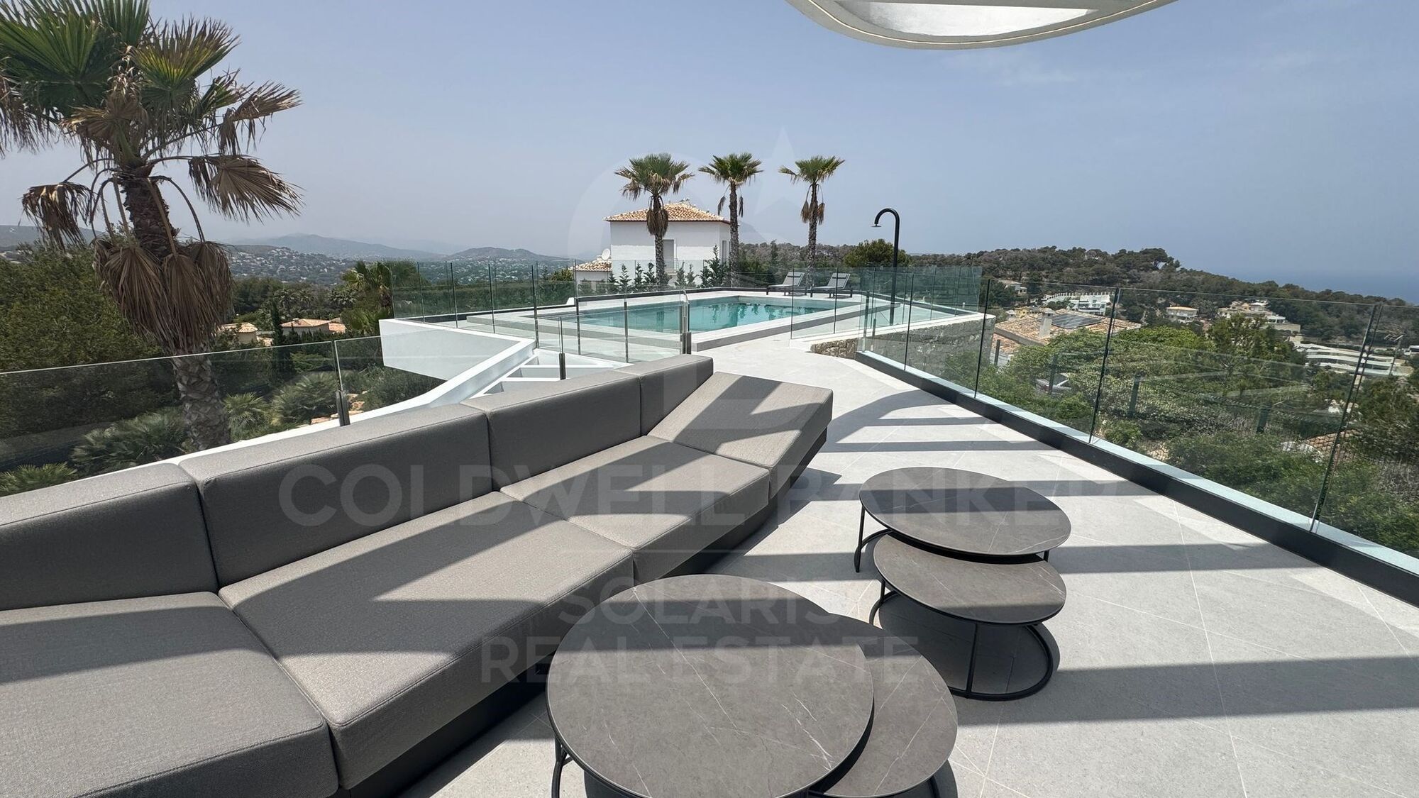 L'élégance au bord de la mer à Jávea : découvrez le luxe ultime dans cette villa moderne de 420m2