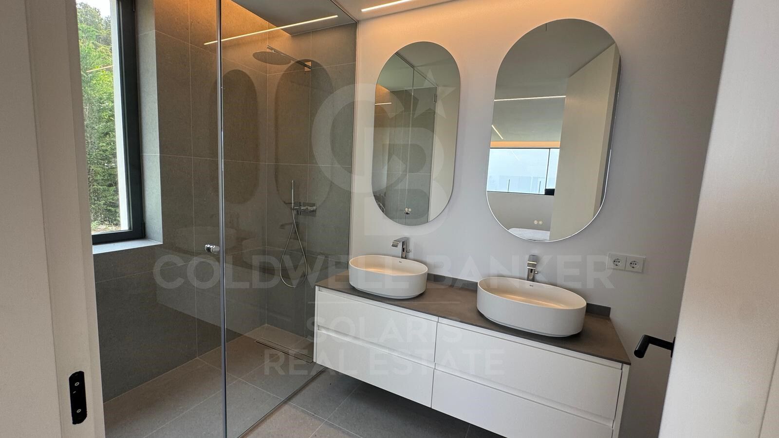 L'élégance au bord de la mer à Jávea : découvrez le luxe ultime dans cette villa moderne de 420m2