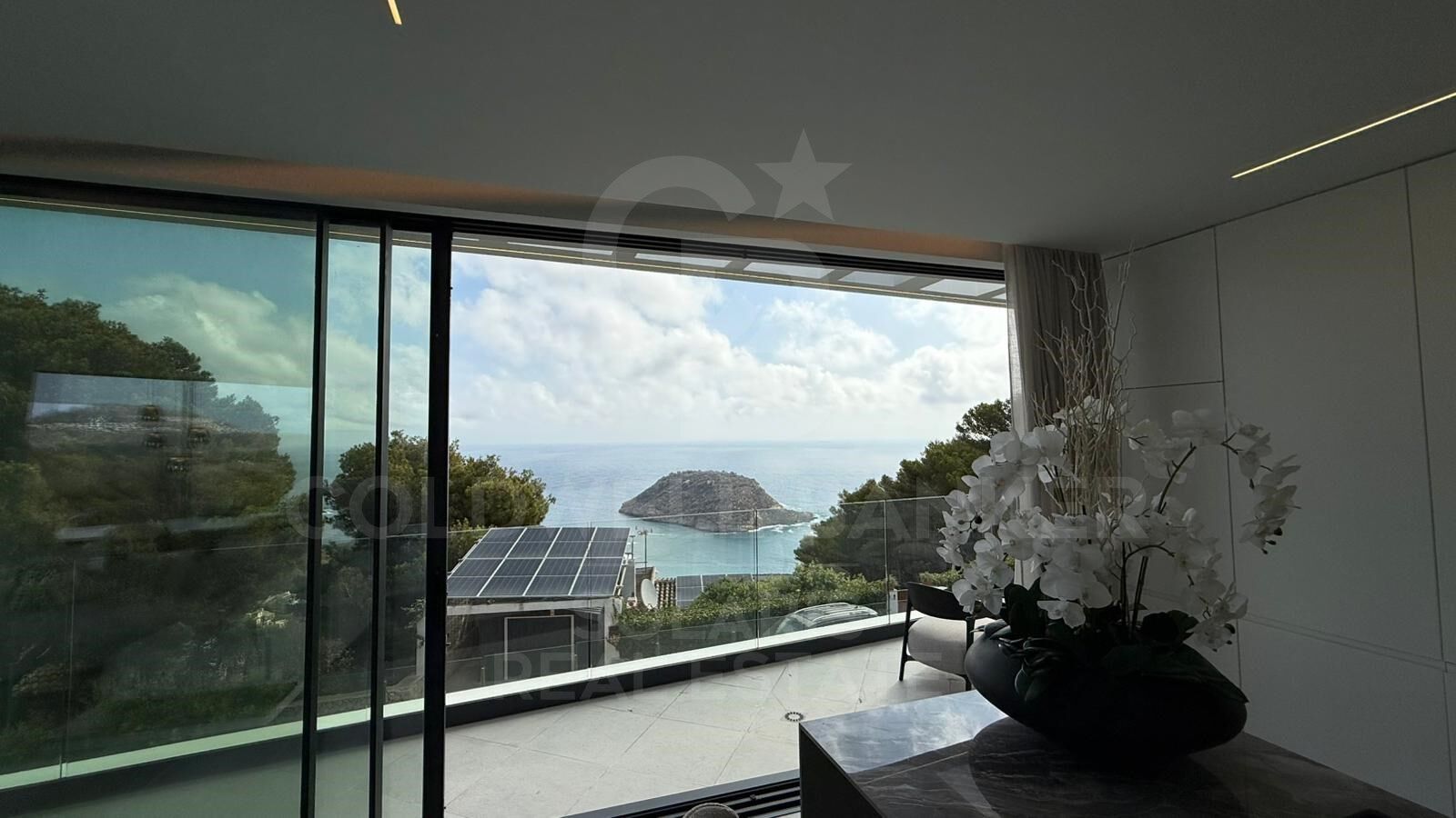 Elegancia junto al mar en Jávea: descubre el máximo lujo en esta villa moderna de 420m²