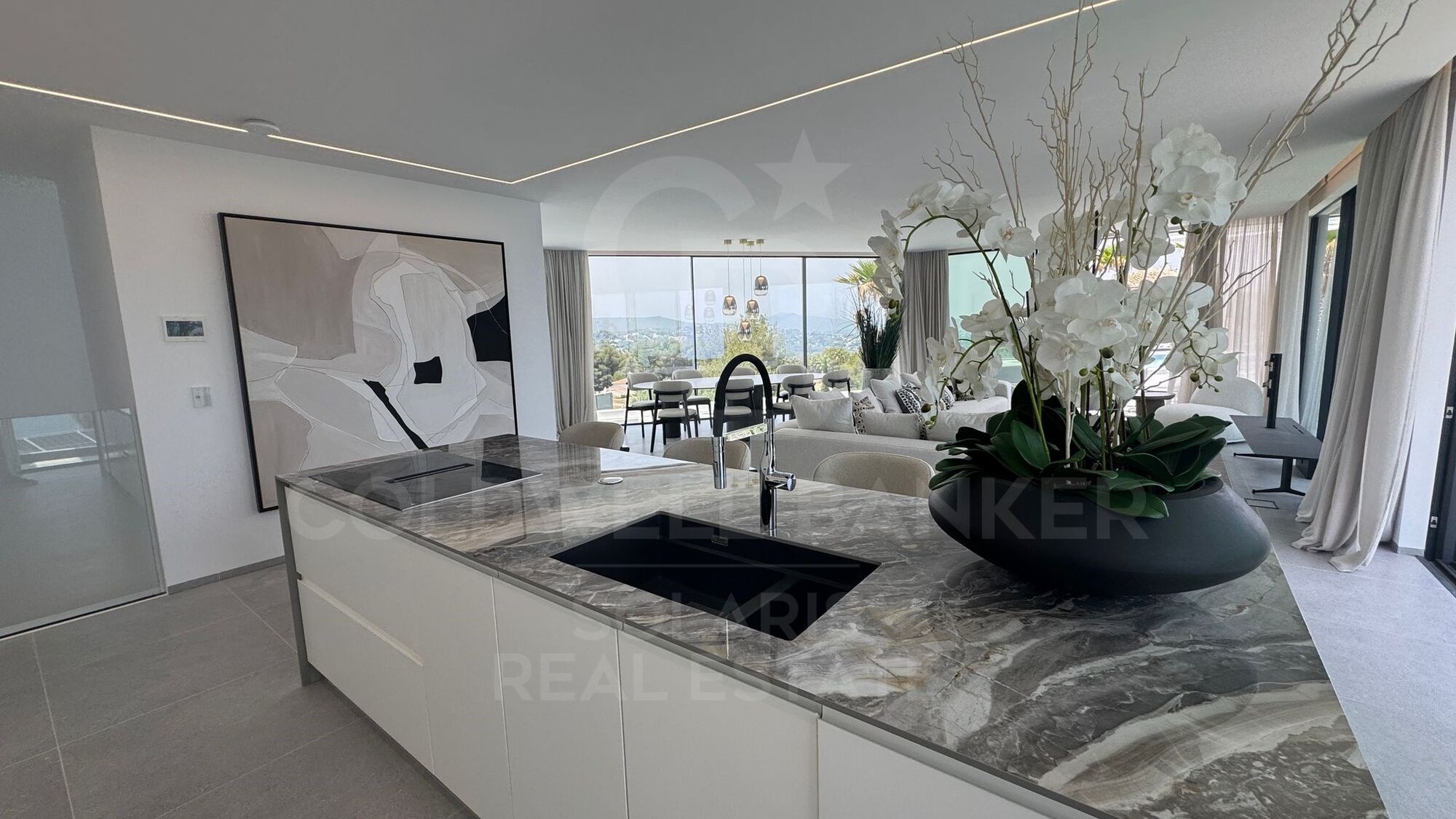 L'élégance au bord de la mer à Jávea : découvrez le luxe ultime dans cette villa moderne de 420m2