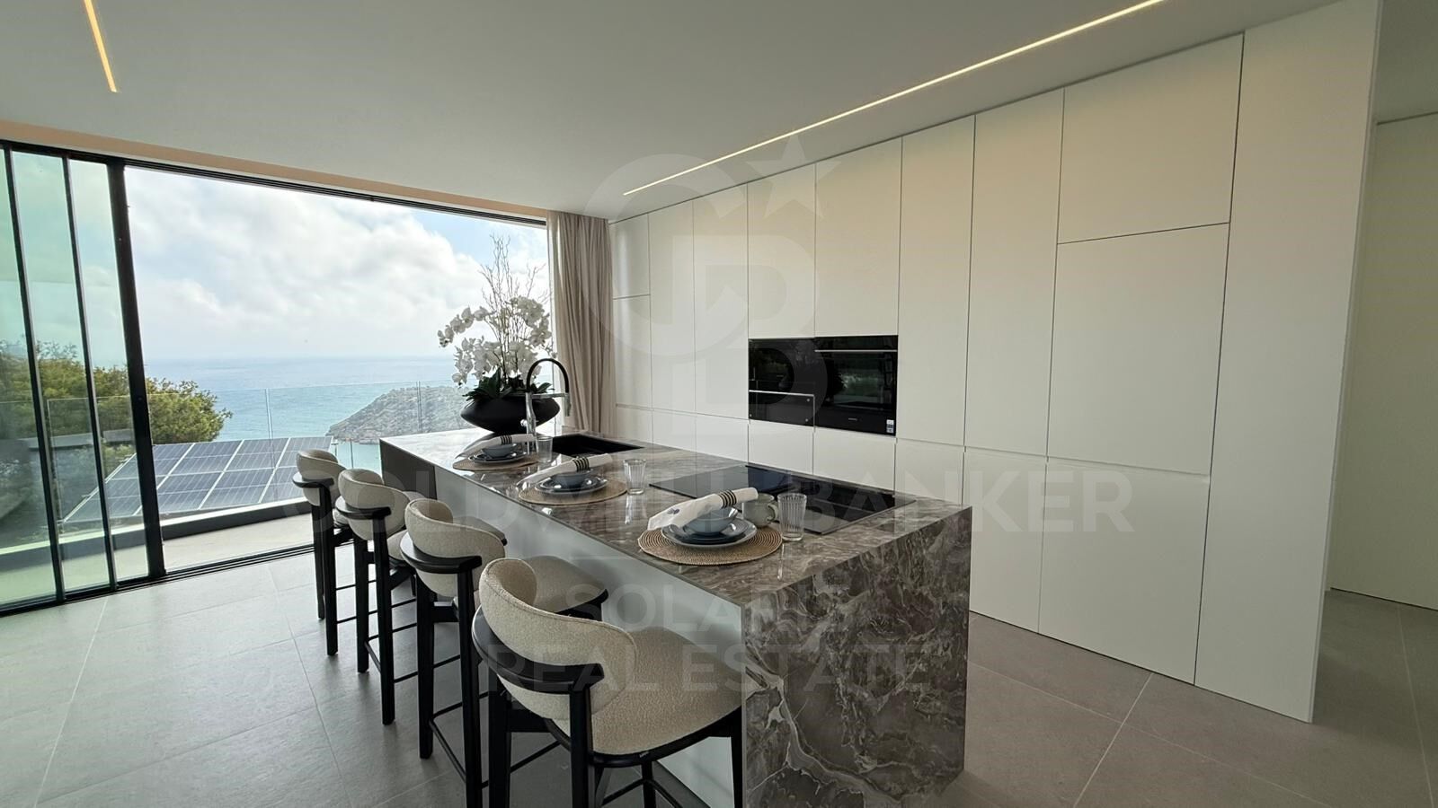 L'élégance au bord de la mer à Jávea : découvrez le luxe ultime dans cette villa moderne de 420m2
