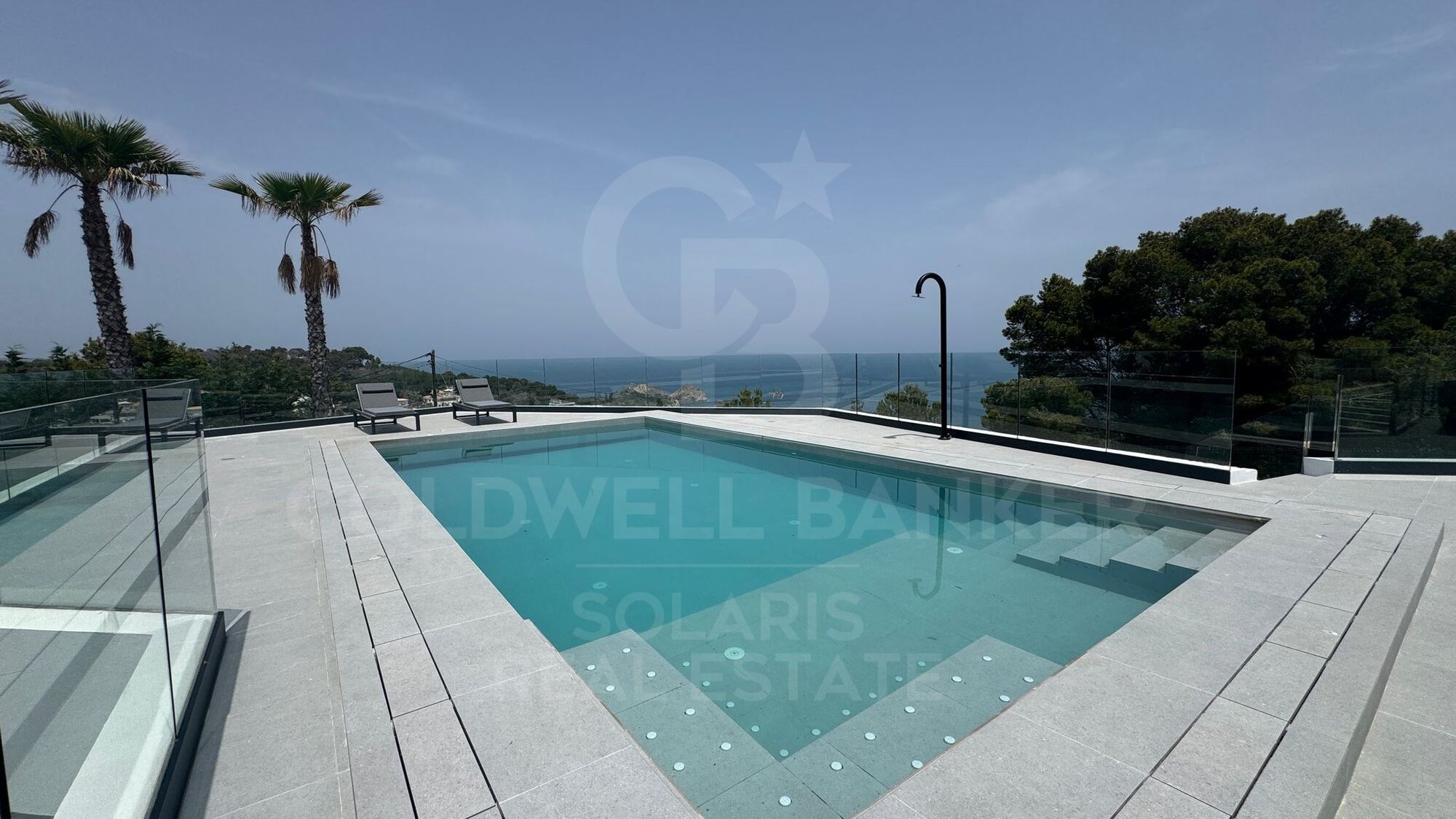L'élégance au bord de la mer à Jávea : découvrez le luxe ultime dans cette villa moderne de 420m2