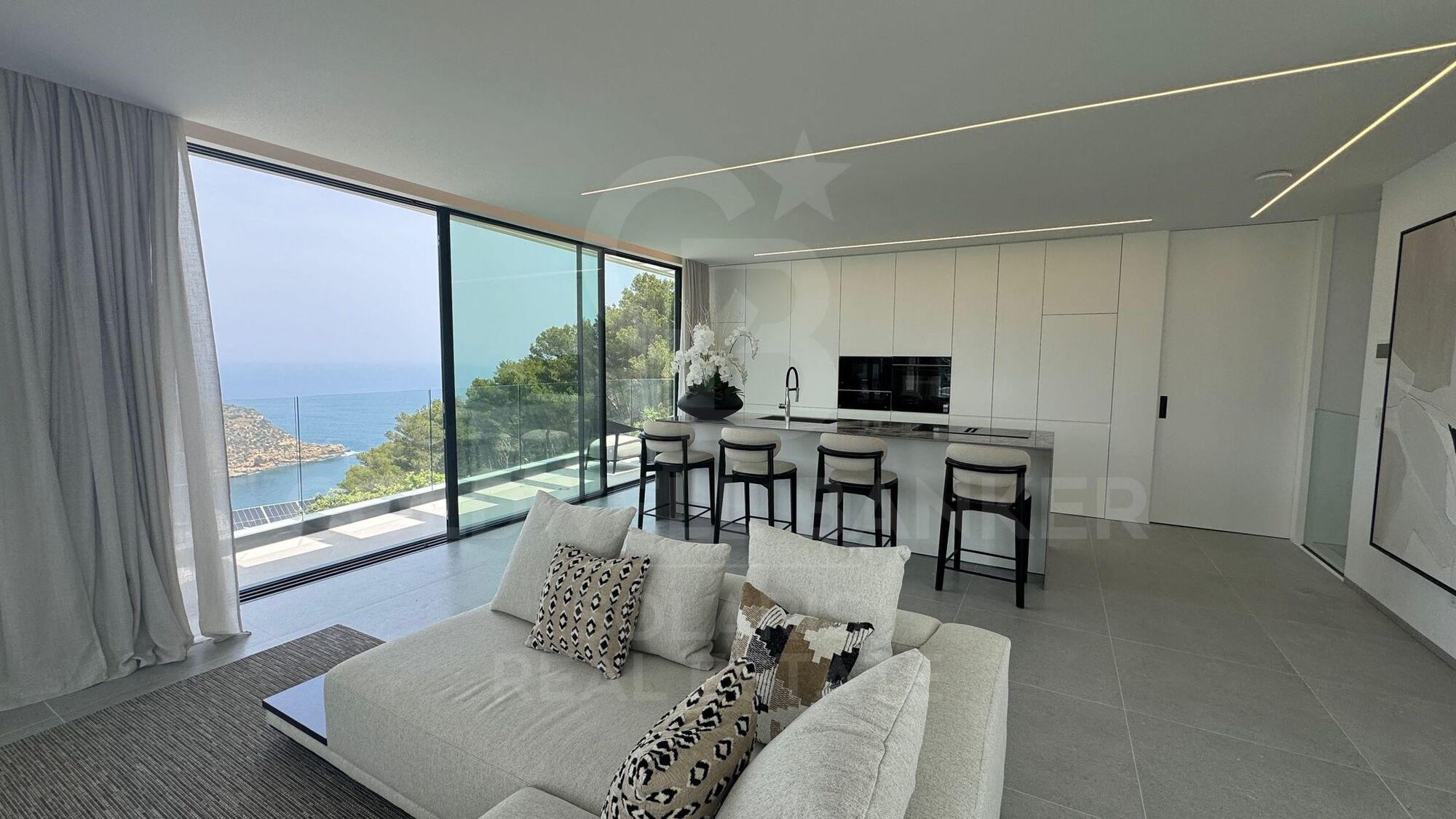 Elegancia junto al mar en Jávea: descubre el máximo lujo en esta villa moderna de 420m²