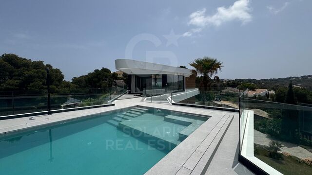 Elegancia junto al mar en Jávea: descubre el máximo lujo en esta villa moderna de 420m²