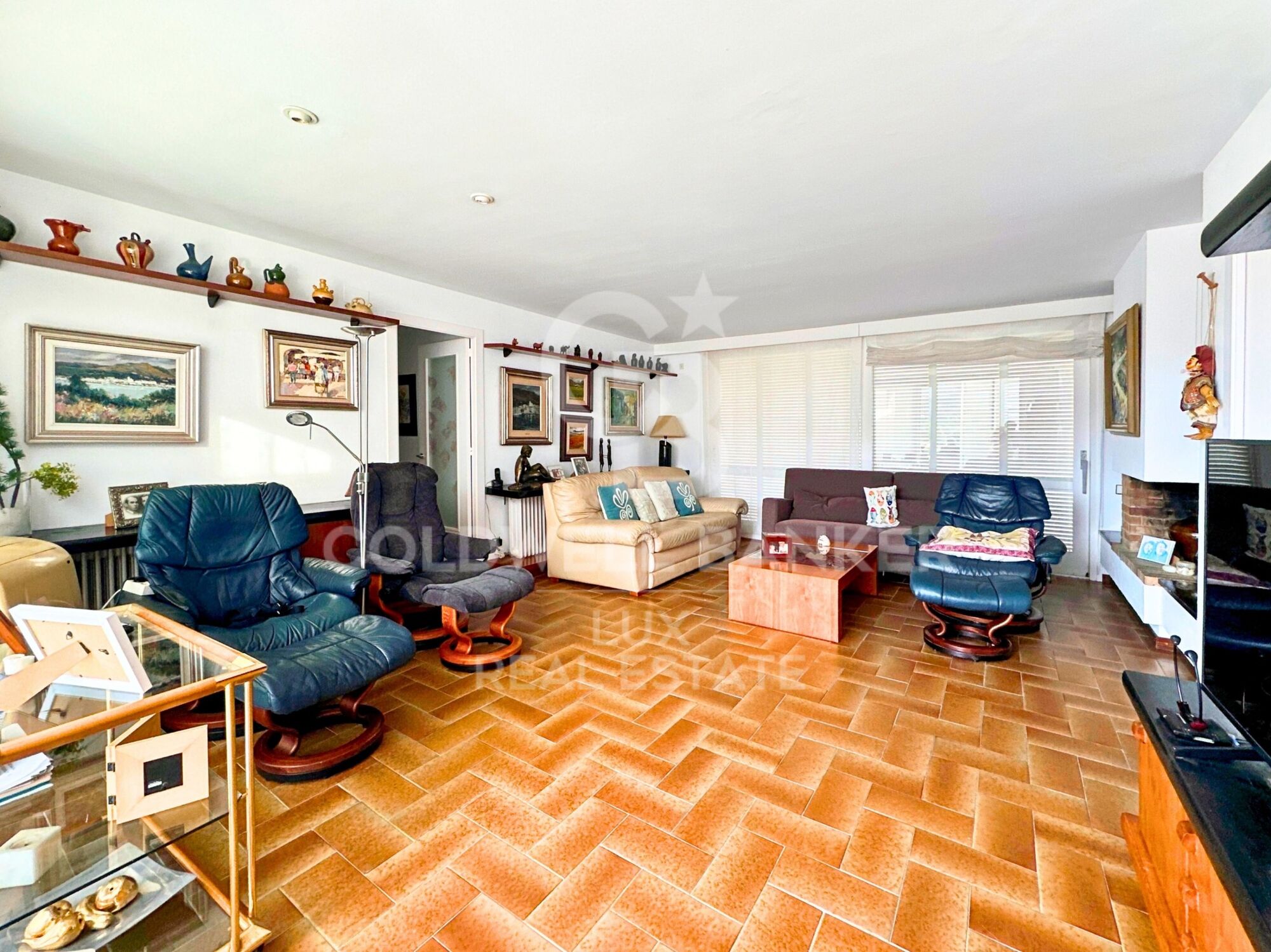 Edificio con local comercial y apartamento en venta en El Port de la Selva