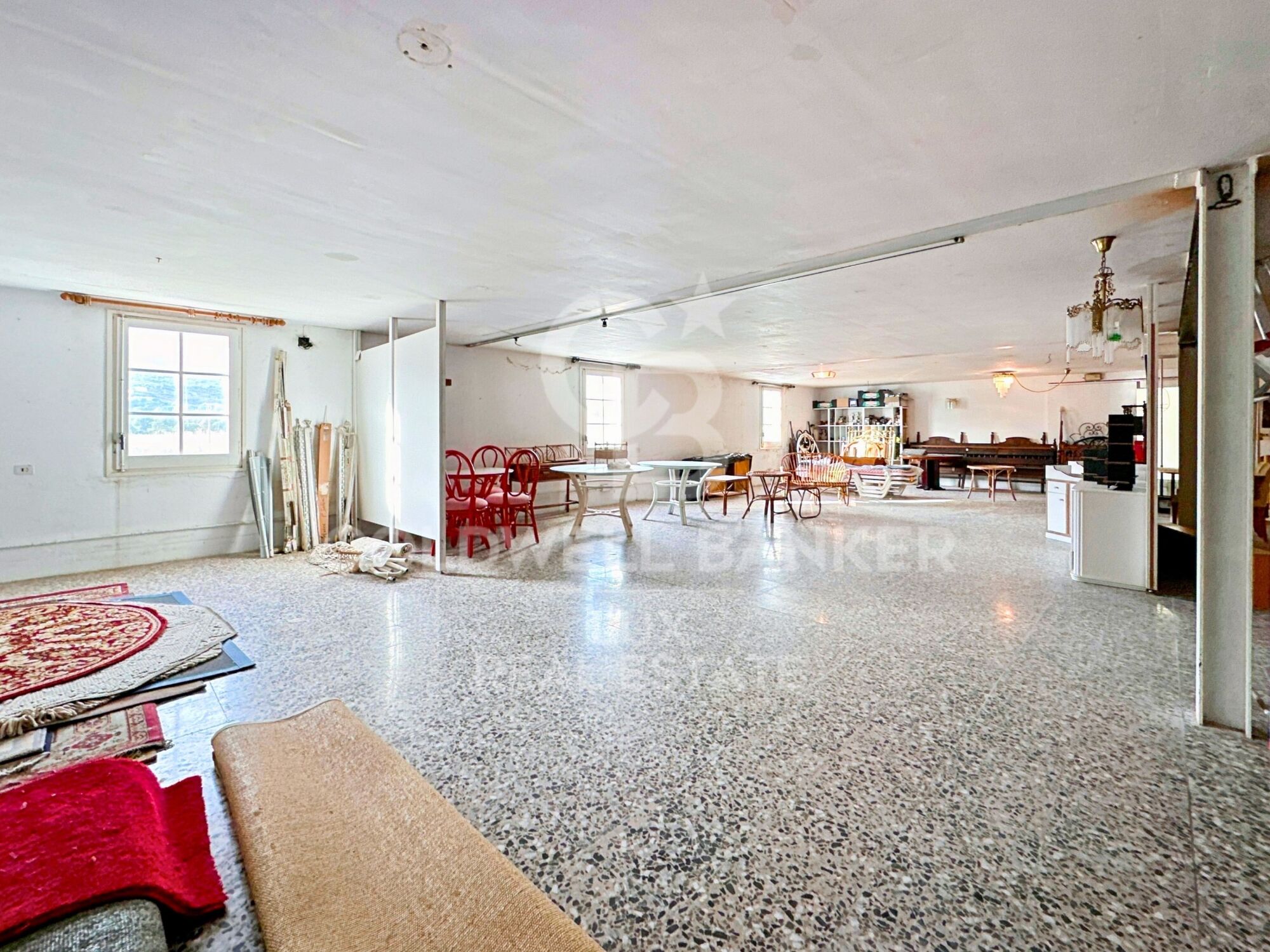 Edificio con local comercial y apartamento en venta en El Port de la Selva