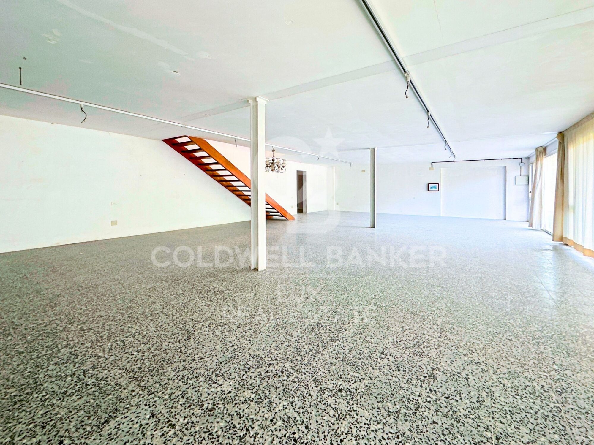 Edificio con local comercial y apartamento en venta en El Port de la Selva