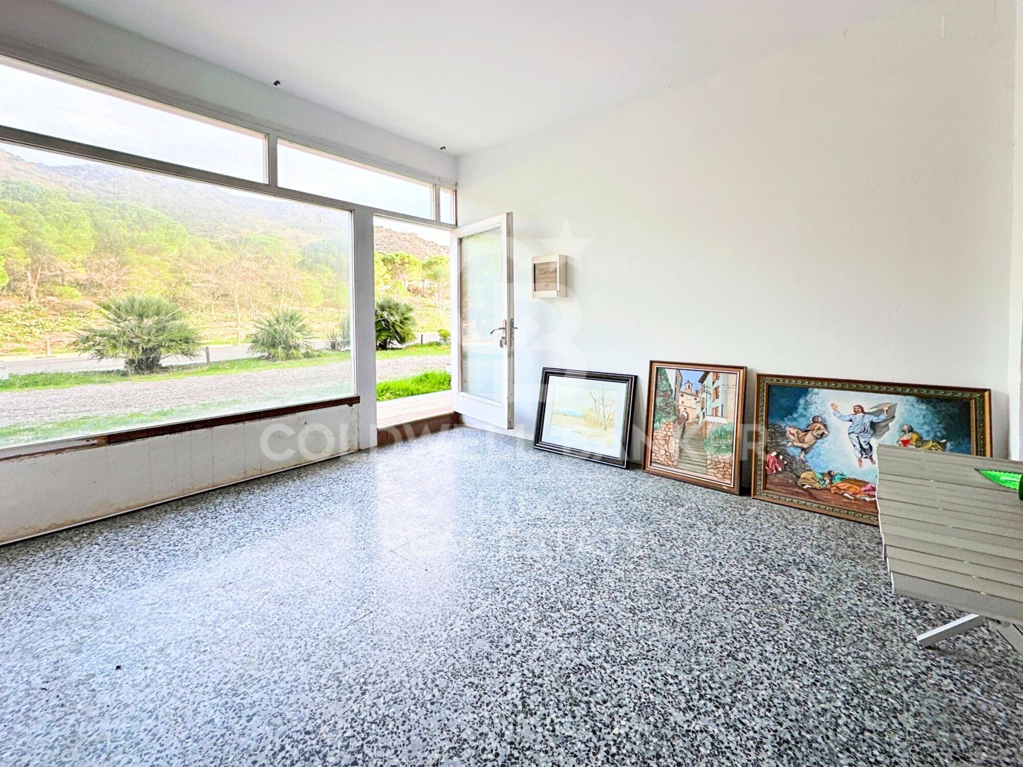 Edificio con local comercial y apartamento en venta en El Port de la Selva