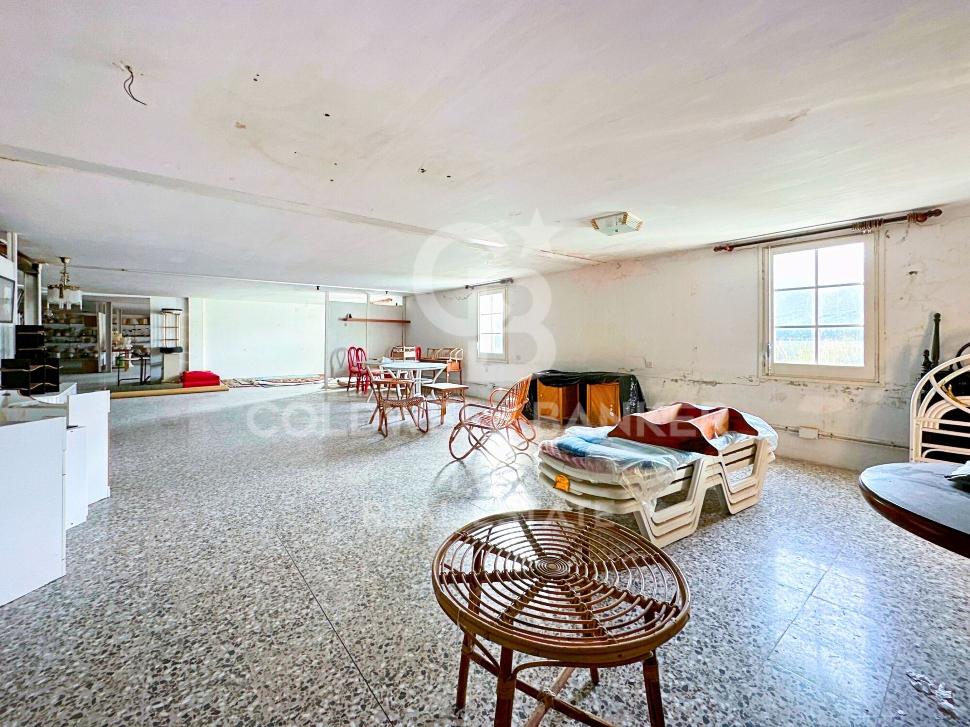 Edificio con local comercial y apartamento en venta en El Port de la Selva