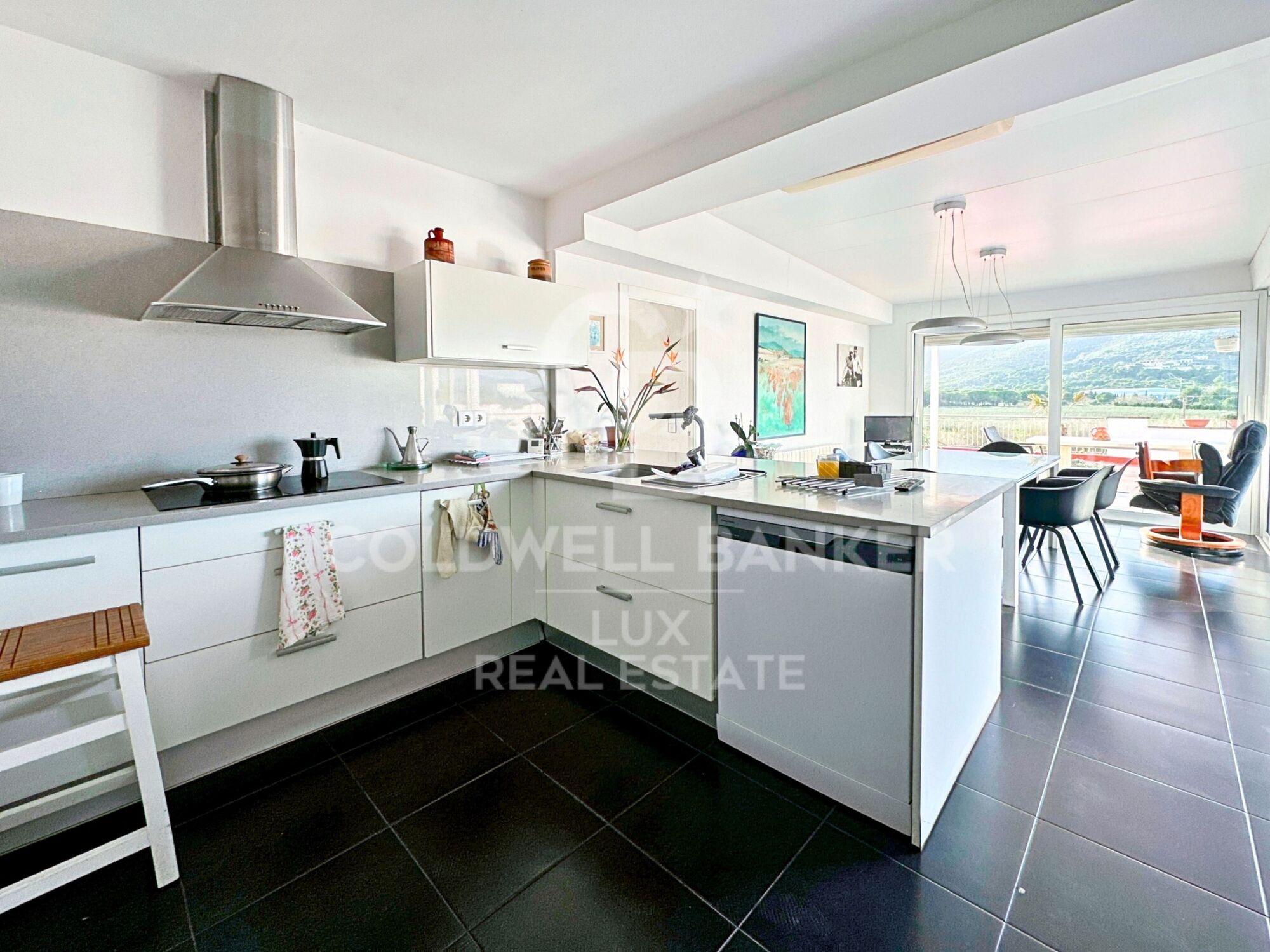 Edificio con local comercial y apartamento en venta en El Port de la Selva