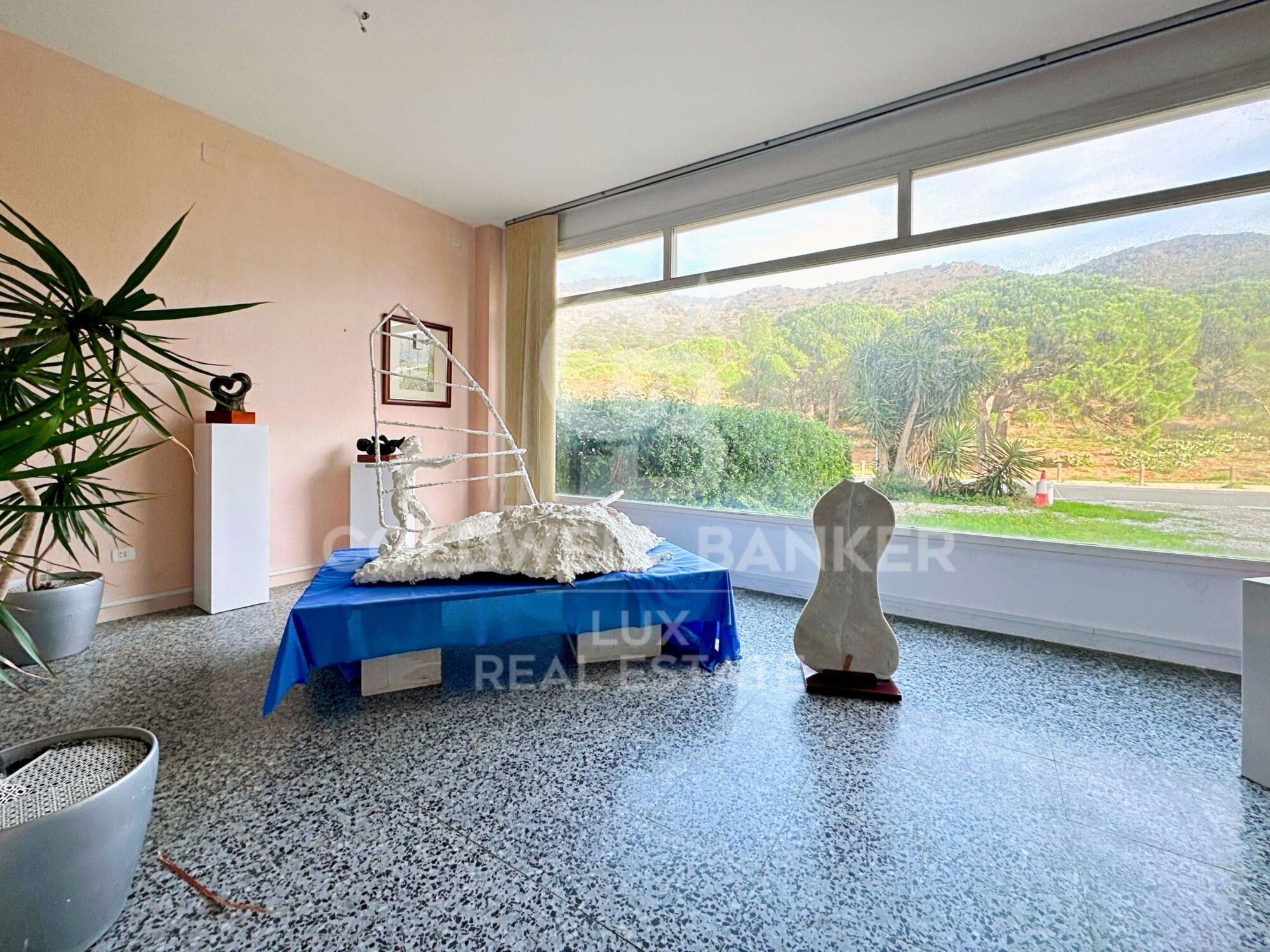 Edificio con local comercial y apartamento en venta en El Port de la Selva