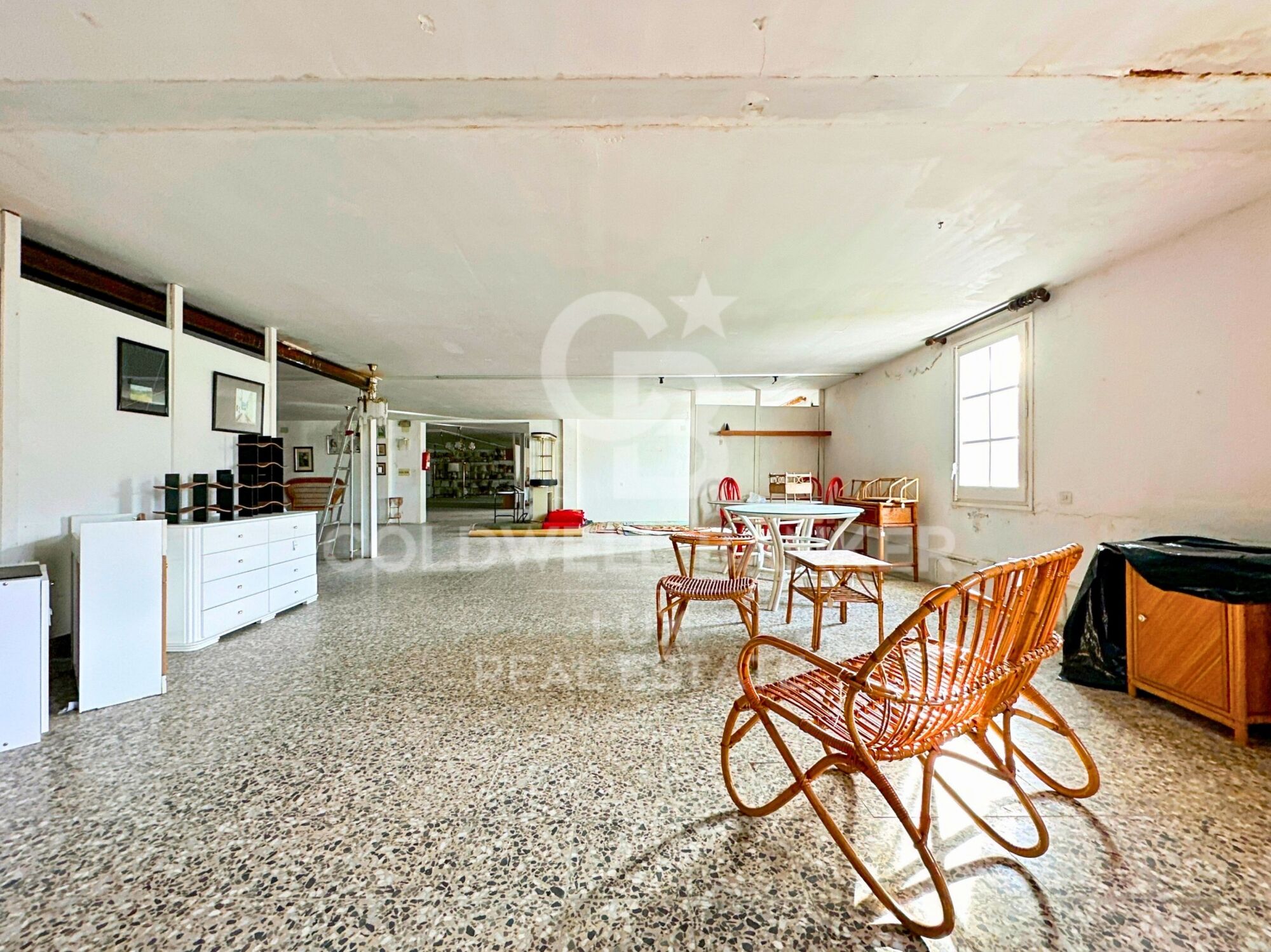 Edificio con local comercial y apartamento en venta en El Port de la Selva