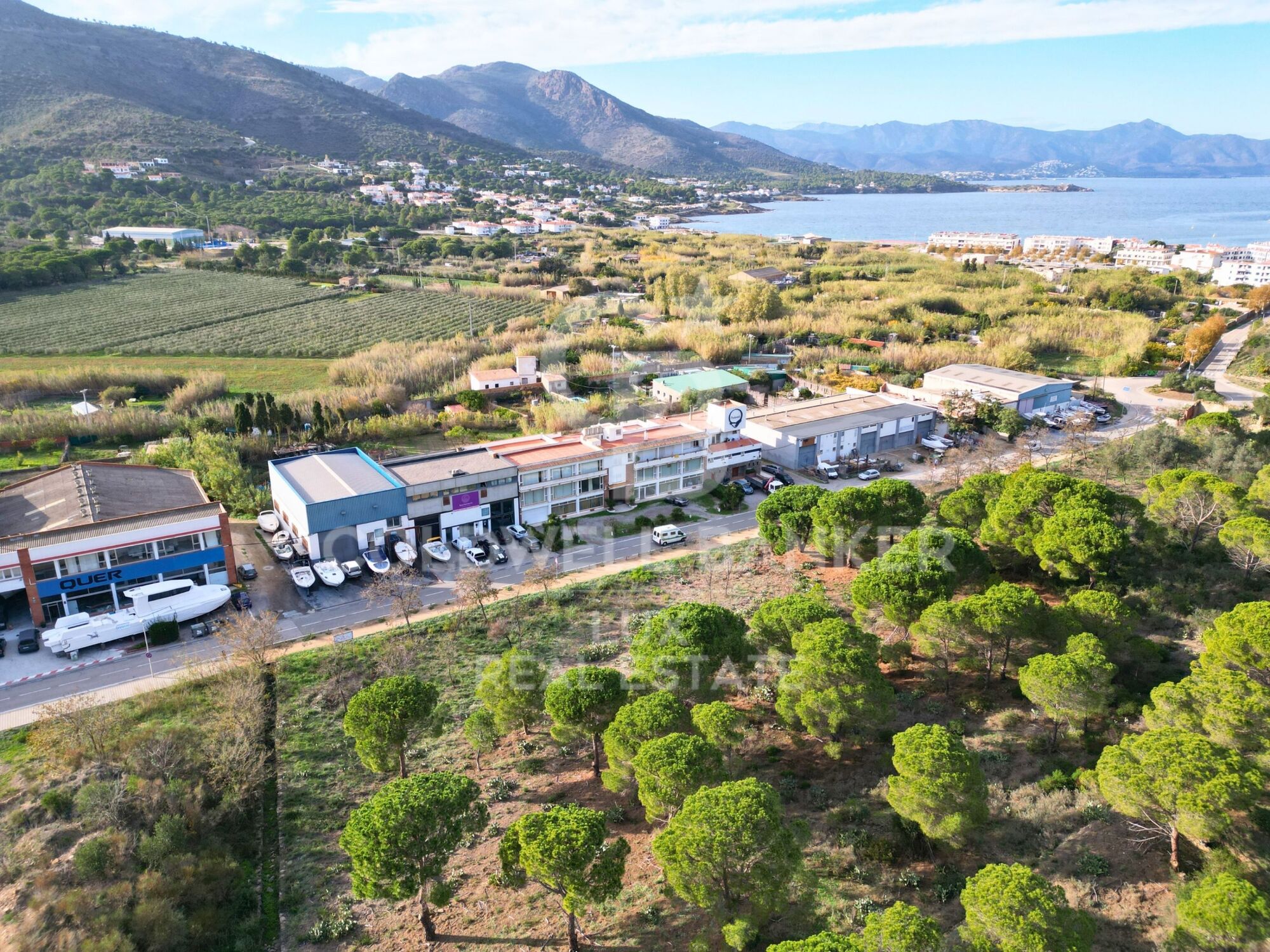 Gebäude mit Geschäftsräumen und Wohnung zum Verkauf in El Port de la Selva