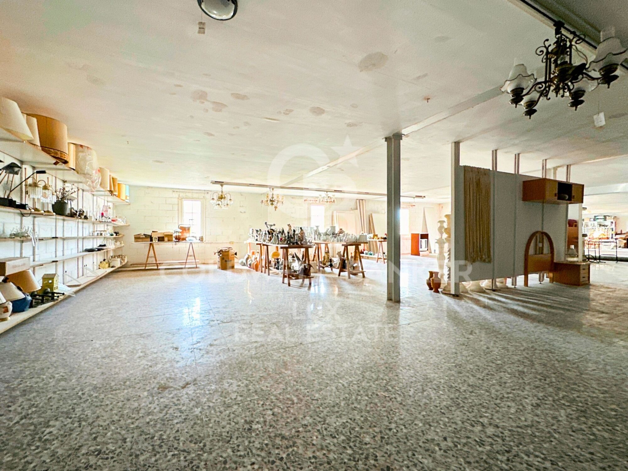 Edificio con local comercial y apartamento en venta en El Port de la Selva