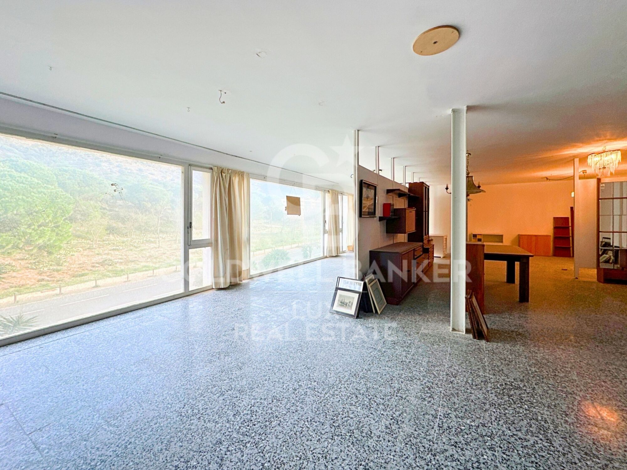 Edificio con local comercial y apartamento en venta en El Port de la Selva