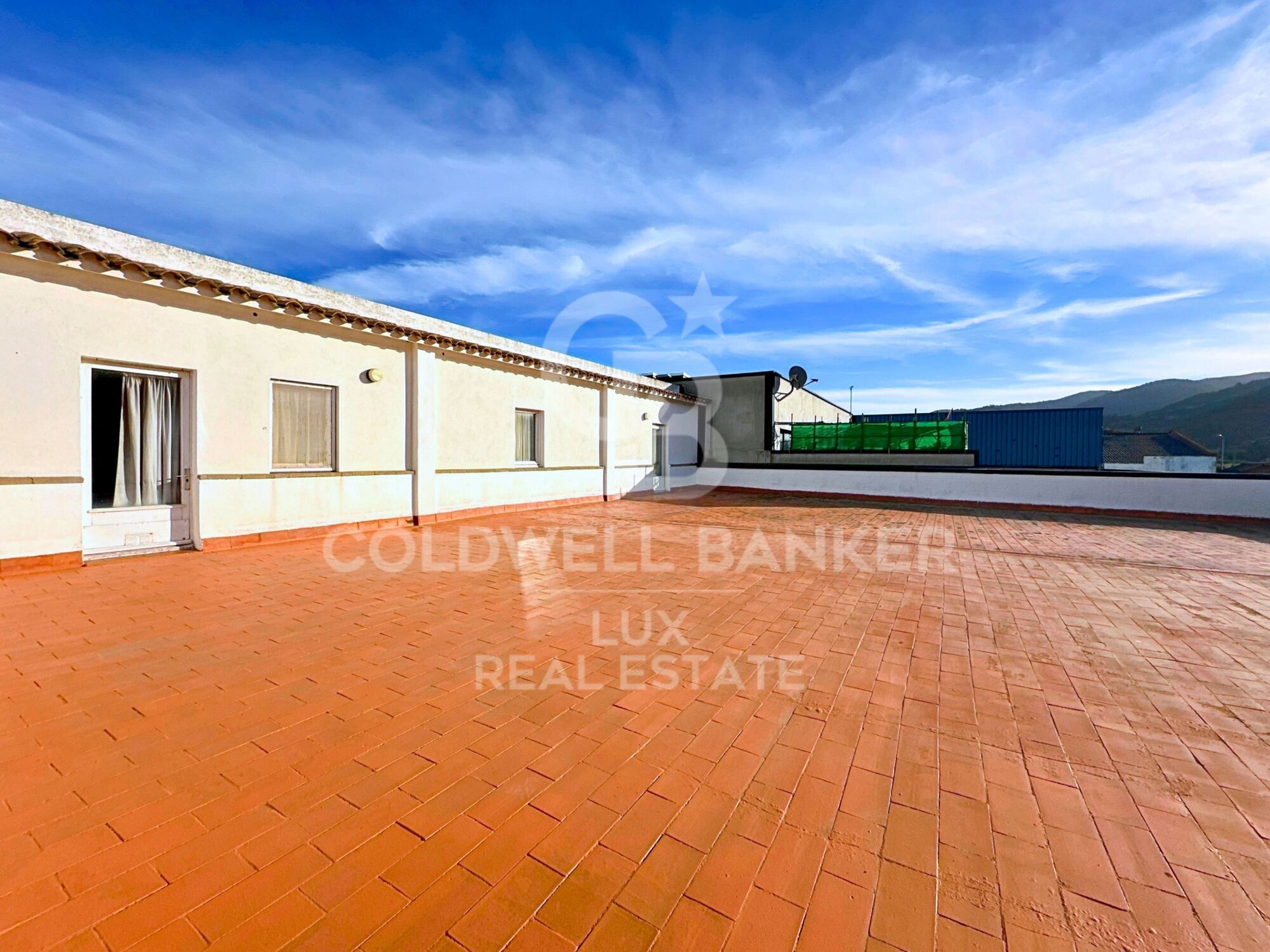 Edificio con local comercial y apartamento en venta en El Port de la Selva