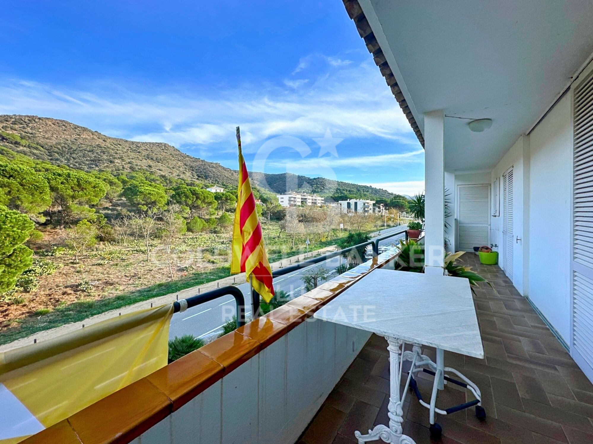 Edificio con local comercial y apartamento en venta en El Port de la Selva
