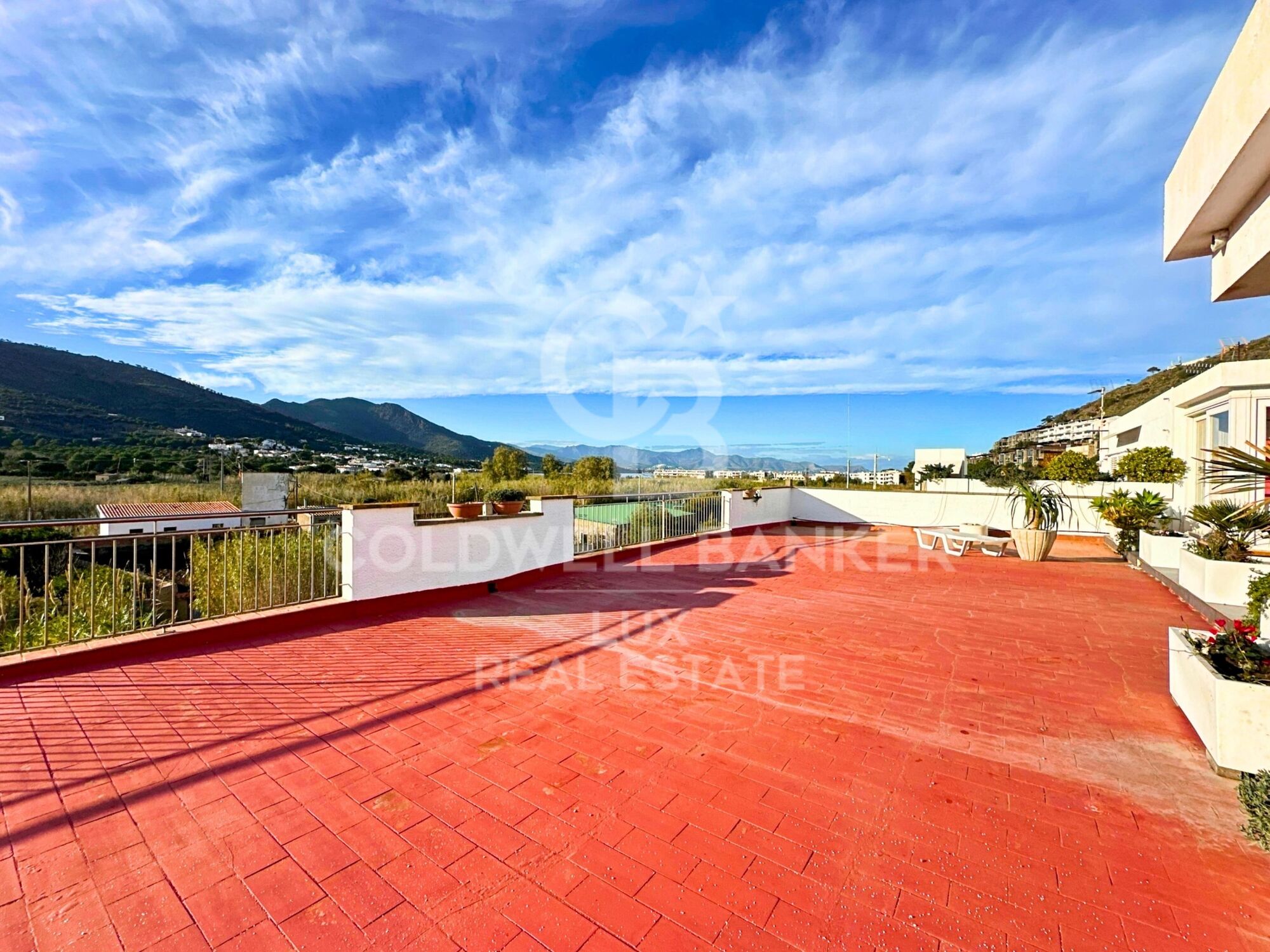 Edificio con local comercial y apartamento en venta en El Port de la Selva