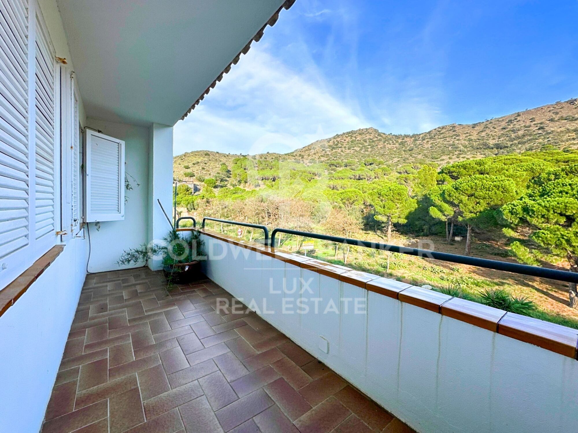 Edificio con local comercial y apartamento en venta en El Port de la Selva