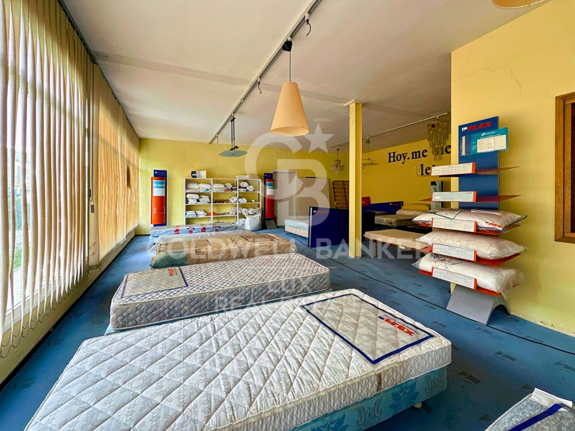 Edificio con local comercial y apartamento en venta en El Port de la Selva