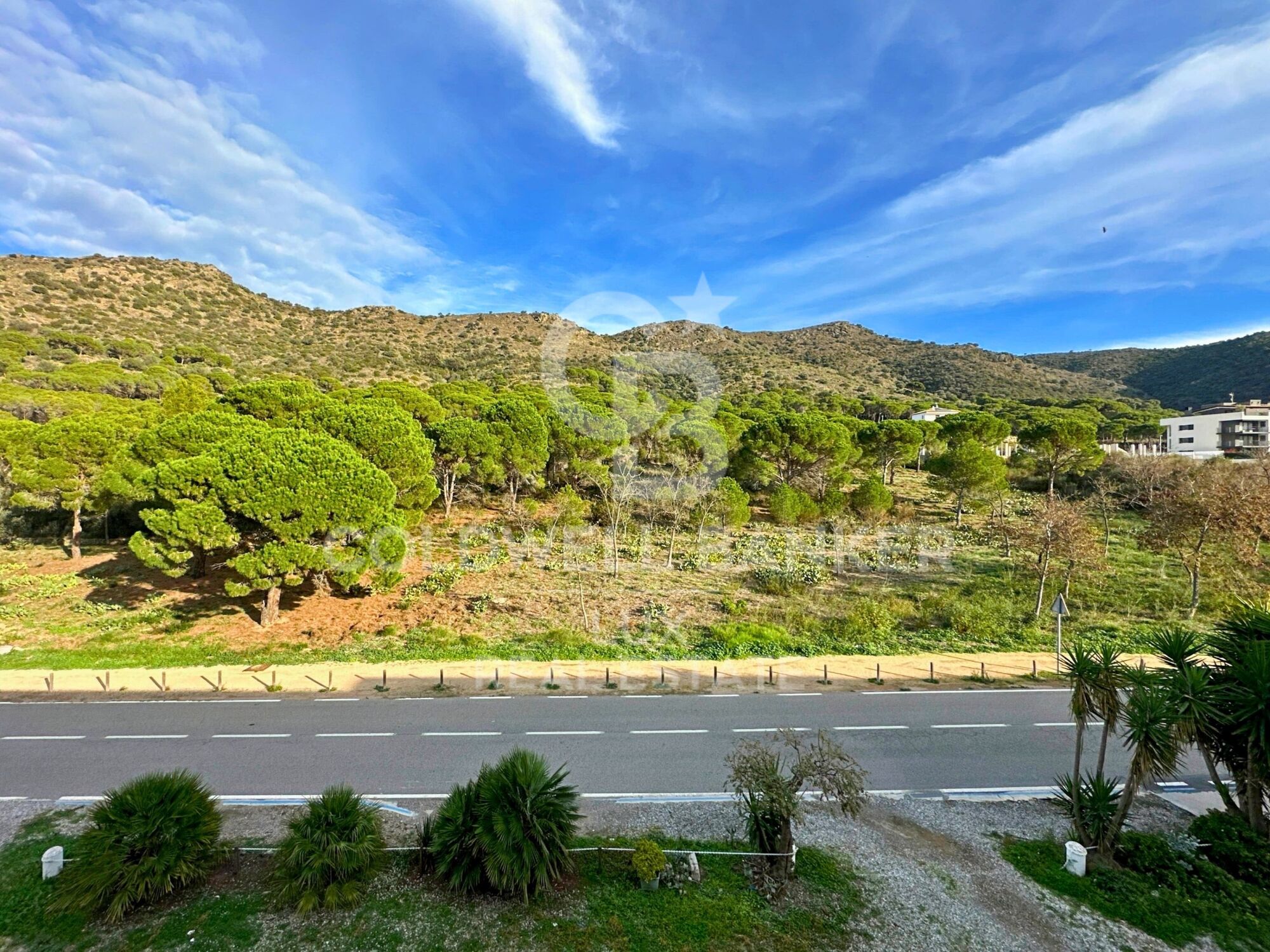 Edificio con local comercial y apartamento en venta en El Port de la Selva