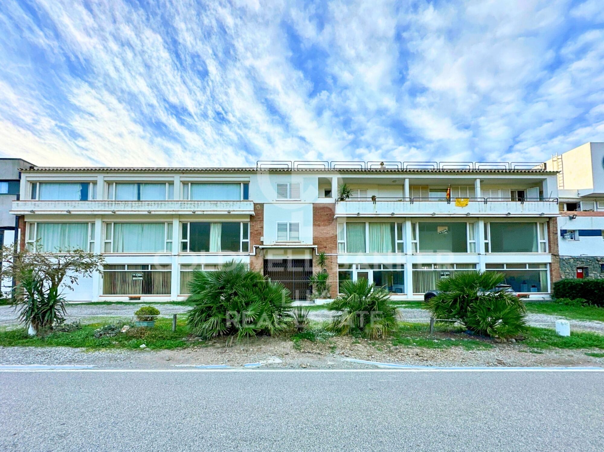 Edificio con local comercial y apartamento en venta en El Port de la Selva