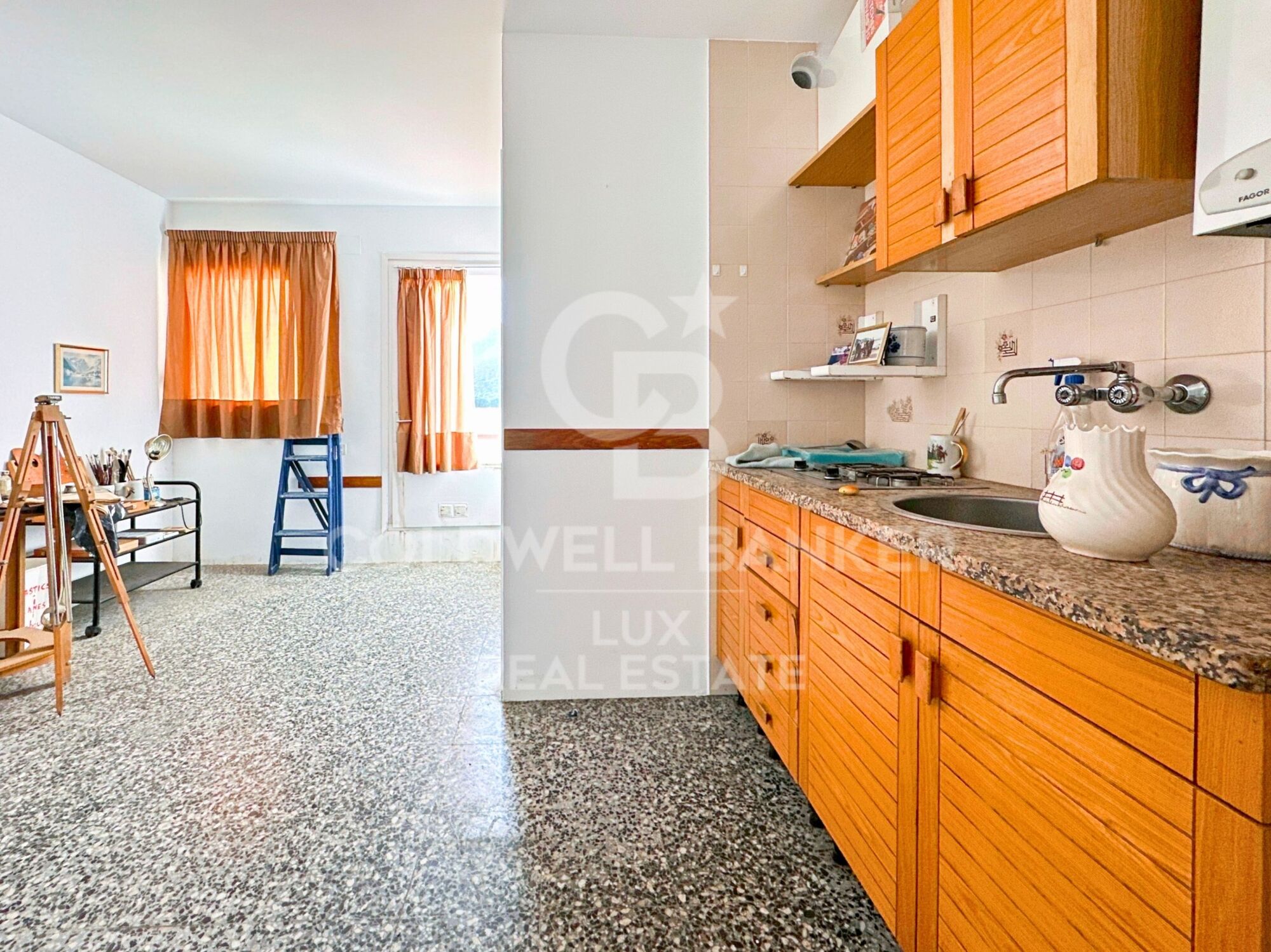 Edificio con local comercial y apartamento en venta en El Port de la Selva