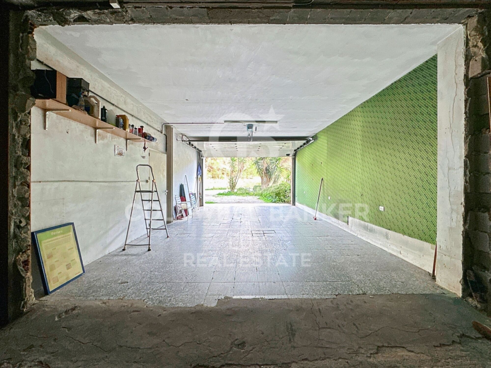 Edificio con local comercial y apartamento en venta en El Port de la Selva