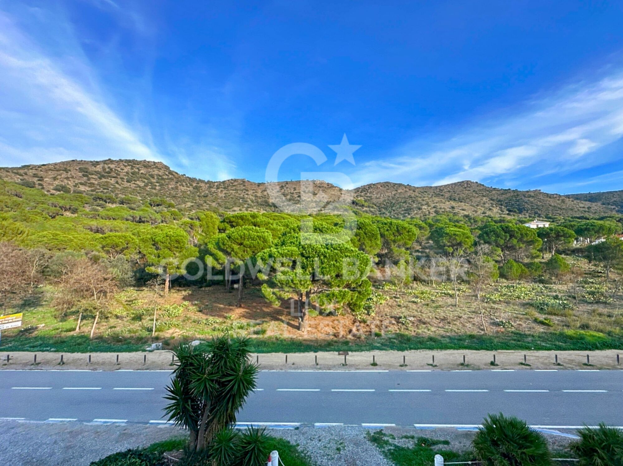 Edificio con local comercial y apartamento en venta en El Port de la Selva
