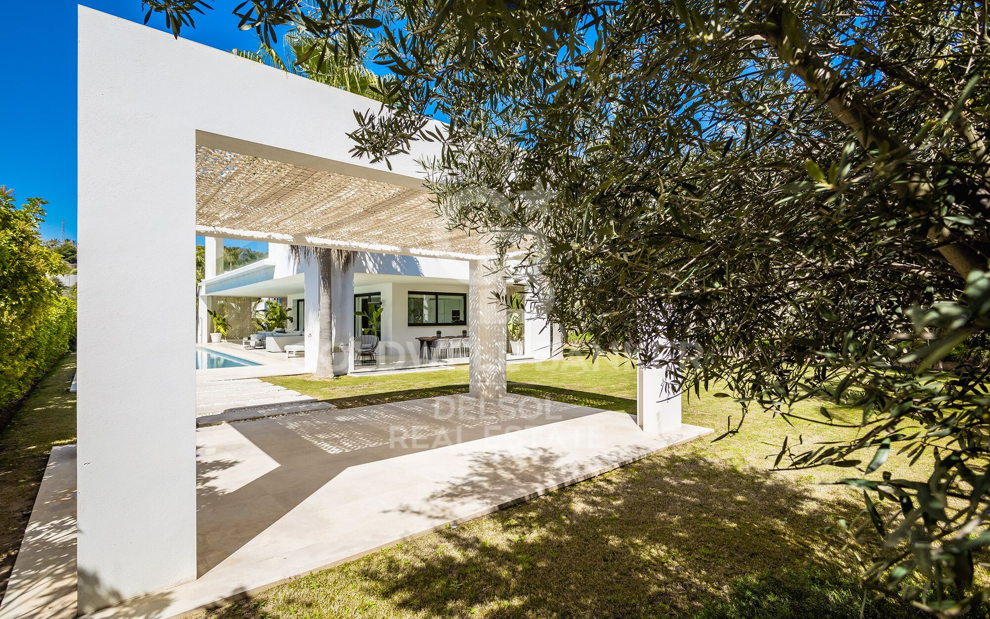 Villa moderna de lujo en una prestigiosa comunidad cerrada dentro del Valle del Golf de Nueva Andalucía.