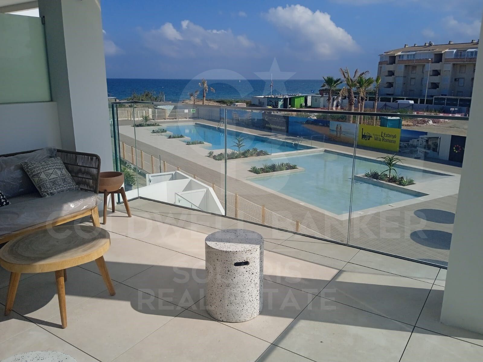 Penthouses and apartments with 2 and 3 bedrooms with terrace in Urbanization a meters from La Playa in Dénia